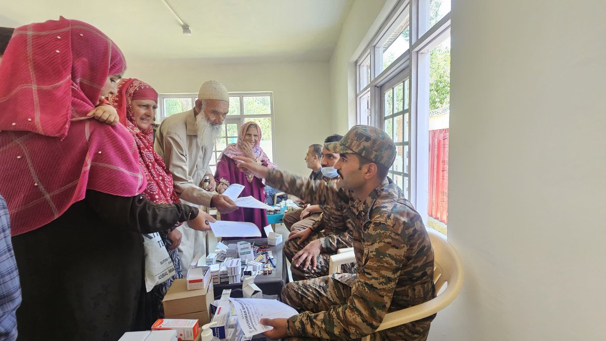 KupwaraTerriers's tweet photo. Healthcare at your doorstep. A Joint Medical Camp by the #IndianArmy and Directorate of Health Services at AAM PHC Allachizab provided free medical care, medicines, and health screening to 873 beneficiaries.
#IndianArmy #KupwaraTerriers
#Healthcare
#NationFirst #ServiceBeforeSelf https://t.co/Sn4vBegQIp