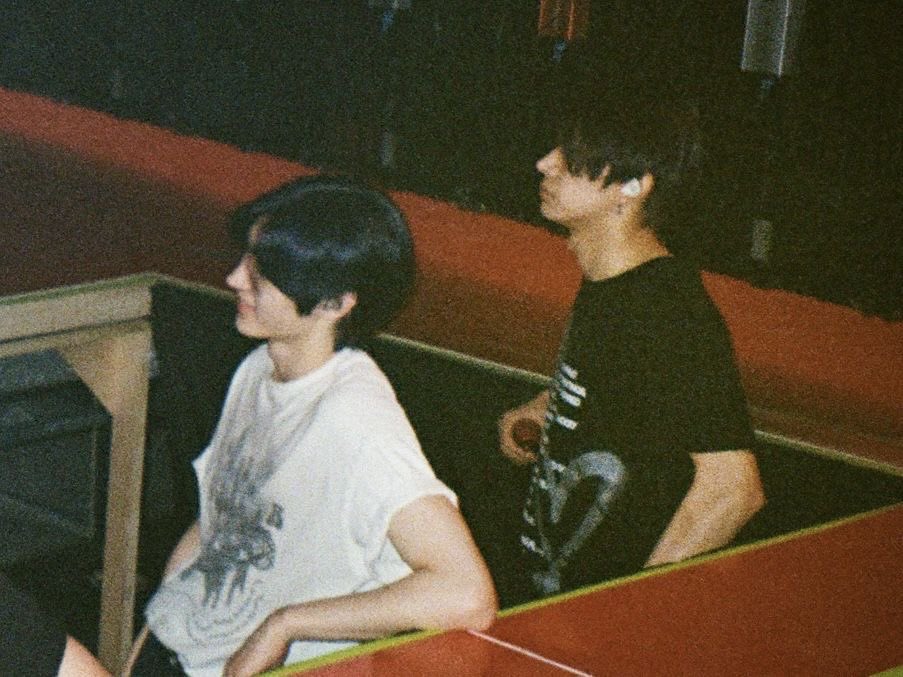 acervyheehoon's tweet photo. aquela foto tão underground que quase ninguem do fandom sabe da existência e de brinde Sunghoon de blue hair https://t.co/gvpHORfRJ4