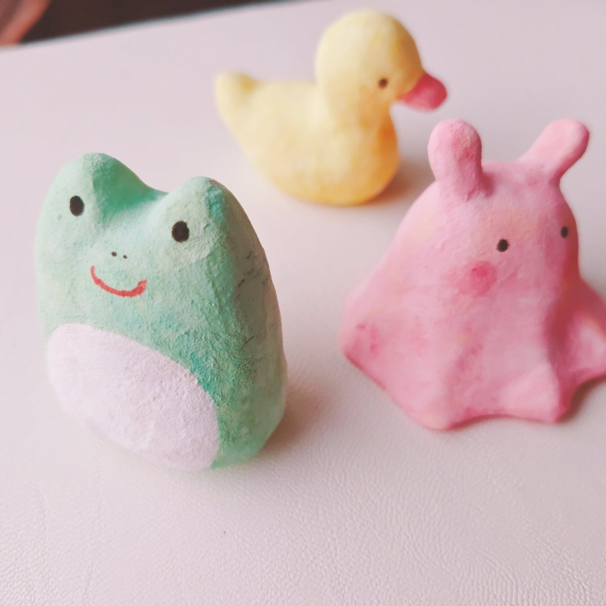 emora0909's tweet photo. かえるくん
めんだこちゃん
アヒルちゃん

ダイソーの軽い紙粘土にターナーアクリルガッシュ

お盆に出てくる砂糖のお菓子みたいな質感気に入っちゃった✨

明日HMJ で従業員になって働いてもらおっと
（…リュックの中で割れてないといいなぁ）

#HMJ https://t.co/kbGu6Dkr8M