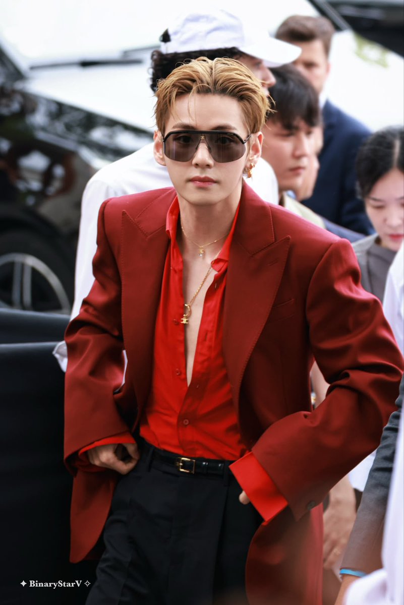 TheePopCore's tweet photo. Taehyung generated $1.3M in Media Impact Value (MIV) from a single Instagram post during the latest Paris Fashion Week, ranking among the event's biggest celebrities.

— With additional media coverage and third-party mentions, his total MIV reached $18.7M. https://t.co/yZXSRTuKP7