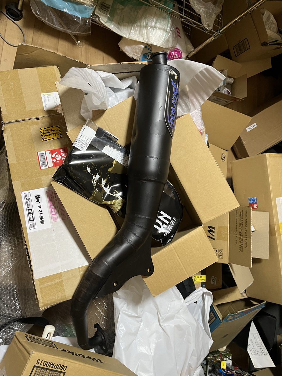 B_zenkou's tweet photo. 買ってきてから家の前の駐車場10mほど走らせて何も作業進んでない原チャリのマフラー2本目到着…
一本目とか箱から出してすらないなう https://t.co/CSU4aGijkt