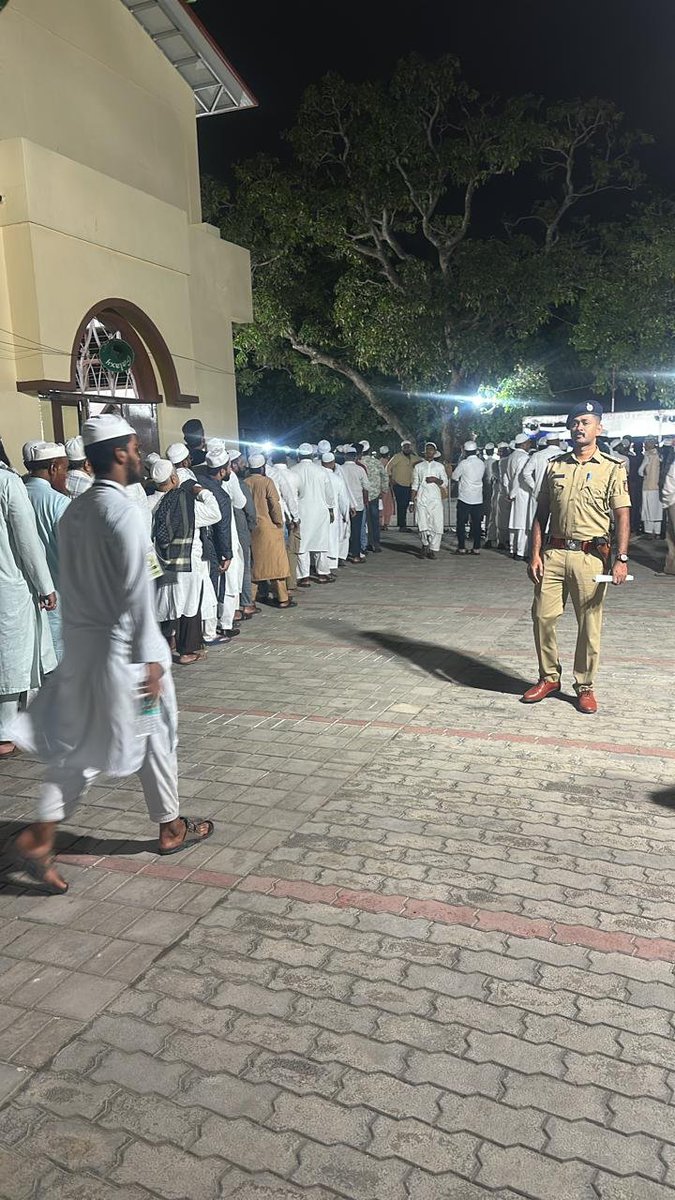 djhallips's tweet photo. ಈದ್ಗಾ ಮೈದಾನದ ಮುಖ್ಯಸ್ಥರಾದ ಶ್ರೀ ದರೂಲ್ ಉಲಂ ಖಾದ್ರಿರವರ ಅಂತ್ಯಕ್ರಿಯೆ  ನಿಮಿತ್ತ ಸೂಕ್ತ ಬಂದೋಬಸ್ತ್ ಮಾಡಿ ಯಾವುದೇ ರೀತಿಯ ಅಹಿತಕರ ಘಟನೆಗಳು ಸಂಭವಿಸದಂತೆ ನಿಗಾ ವಹಿಸಲಾಗಿರುತ್ತದೆ. https://t.co/quoWXhfukn
