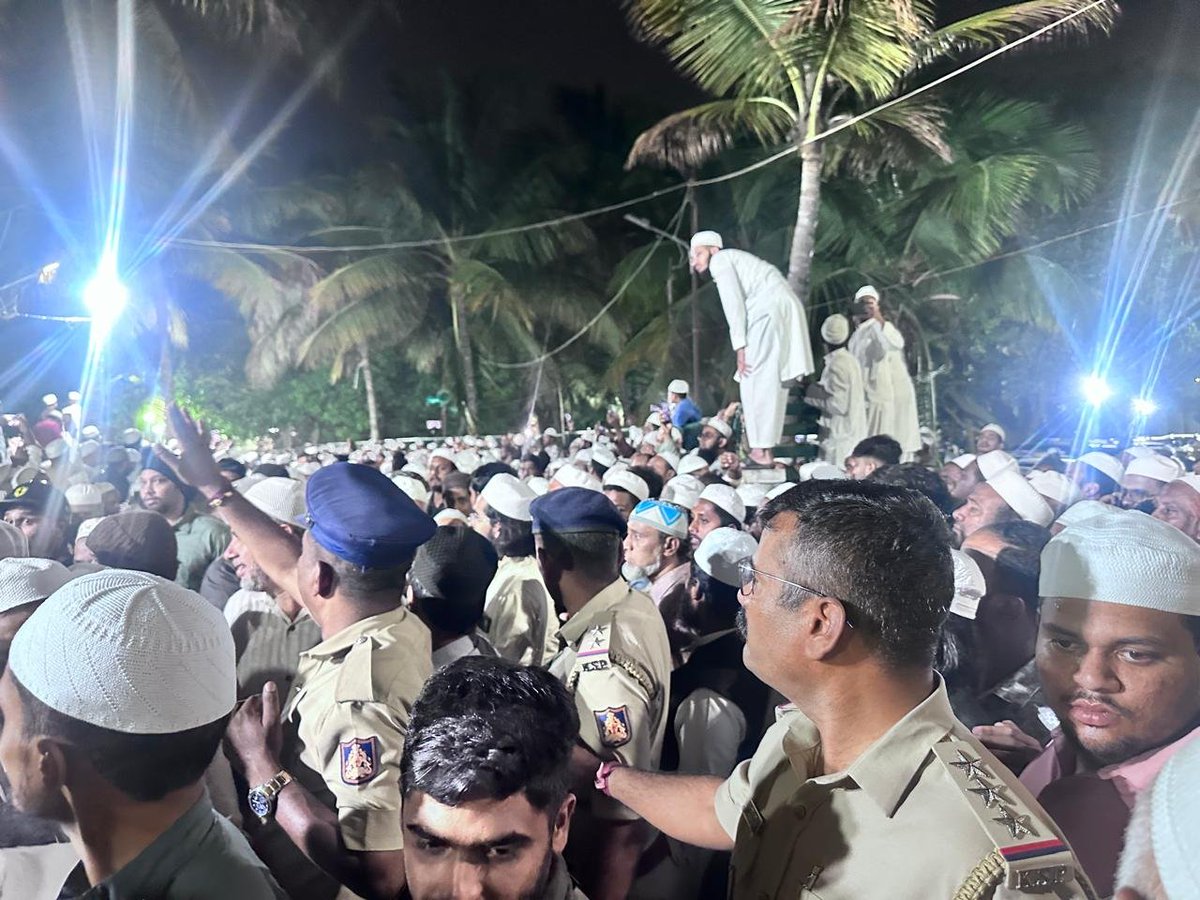 djhallips's tweet photo. ಈದ್ಗಾ ಮೈದಾನದ ಮುಖ್ಯಸ್ಥರಾದ ಶ್ರೀ ದರೂಲ್ ಉಲಂ ಖಾದ್ರಿರವರ ಅಂತ್ಯಕ್ರಿಯೆ  ನಿಮಿತ್ತ ಸೂಕ್ತ ಬಂದೋಬಸ್ತ್ ಮಾಡಿ ಯಾವುದೇ ರೀತಿಯ ಅಹಿತಕರ ಘಟನೆಗಳು ಸಂಭವಿಸದಂತೆ ನಿಗಾ ವಹಿಸಲಾಗಿರುತ್ತದೆ. https://t.co/quoWXhfukn