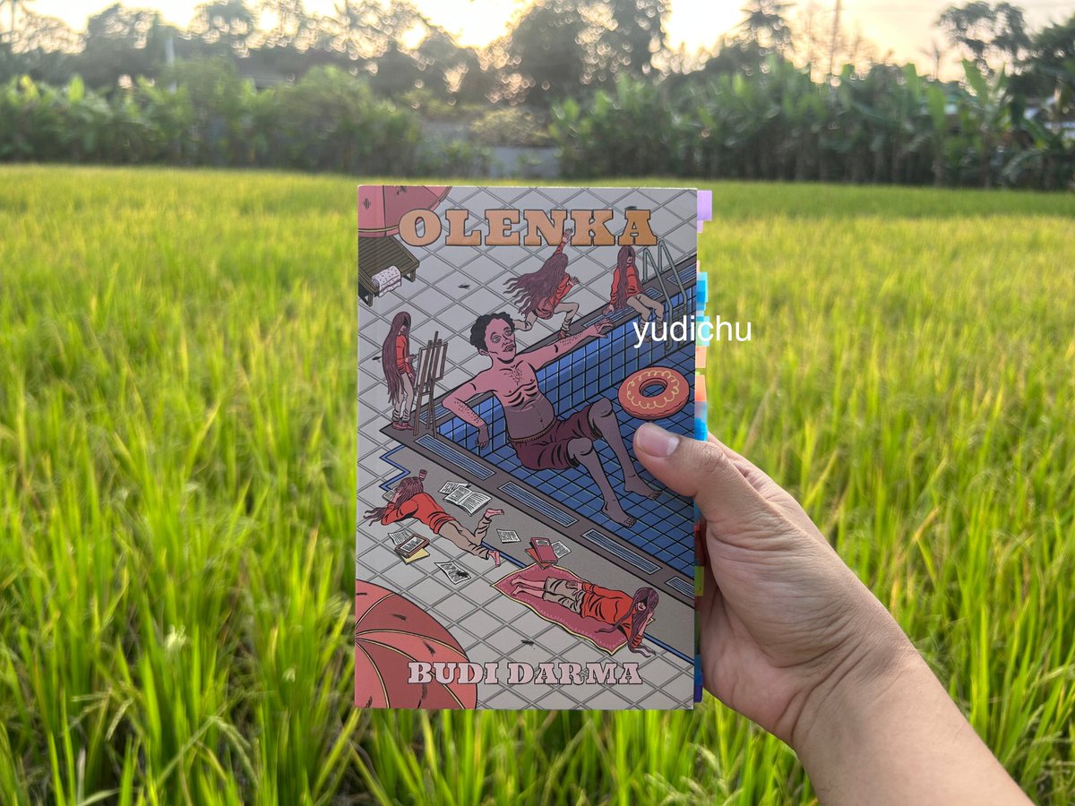 yudichu's tweet photo. Review buku Olenka karya Budi Darma. Menceritakan Fanton, seorang pria yang terobsesi dengan perempuan yang ia temui di lift apartemen bernama Olenka. Cerita mengalir ke arah Olenka, suaminya Wayne, dan tentu Fanton. 

Bukunya tentang obsesi cinta, pergulatan batin, dan keterasingan. Karakter-karakter di buku ini dibuat jauh dari kata wajar. Fanton yang sableng dan berambisi mendapatkan Olenka, Olenka yang bertalenta dan misterius, hingga Wayne penulis mokondo yang sinting, kelakuan mereka bertiga dijamin bikin otak ngebul. 

Latar novel ini Bloomington, Indiana, Amerika Serikat. Benar, seperti cerpen Orang-Orang Bloomington, dan ada beberapa nama karakter di cerpen tersebut muncul dalam novel ini. 

Selalu mengagumi bahasa yang digunakan oleh Budi Darma dalam menulis. Dengan karakter orang barat, namun diksinya Jawa atau Indonesia sekali, mulai dari sampean, sekonyong-konyong, jancuk, hingga ngluruk. Alasan lainnya menyukai karya Budi Darma juga karena dia begitu julid saat mendeskripsikan karakter, contoh “Seperti biasa wajah M.B. cerah. Mungkin otaknya kosong, semua dianggapnya menyenangkan.” Kemudian begitu ganjil obsesi Fanton ke Olenka, seperti di kutipan ini:

“Kadang-kadang, saya ingin memperlakukan tubuhnva seperti sebuah peta. Kalau dapat melakukannya demikian, saya akan menggulungnya, kemudian membukanya di atas ranjang, atau di atas meja, atau di atas lantai, atau di atas rerumputan.”