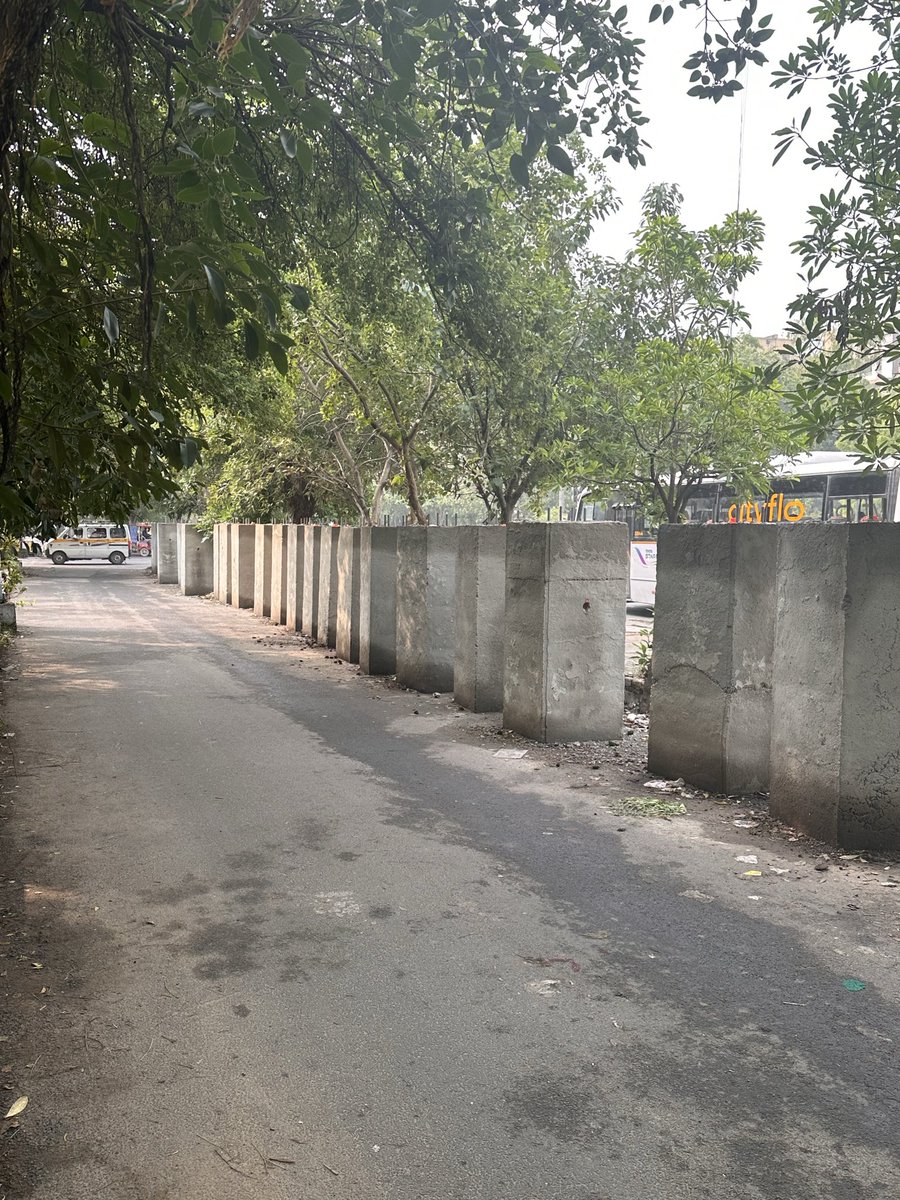 amysaxy's tweet photo. @MCD_Delhi @CMODelhi These concrete pillars hv blcked service lne opp Dwarka Intl School, Sector 4, Dwarka for mnths. only one vehicle can pass,  daily traffic jams, esp during school hours, despite ample space nearby. Kindly remove obstruction for public safety #Dwarka https://t.co/V1jfv3iqU9