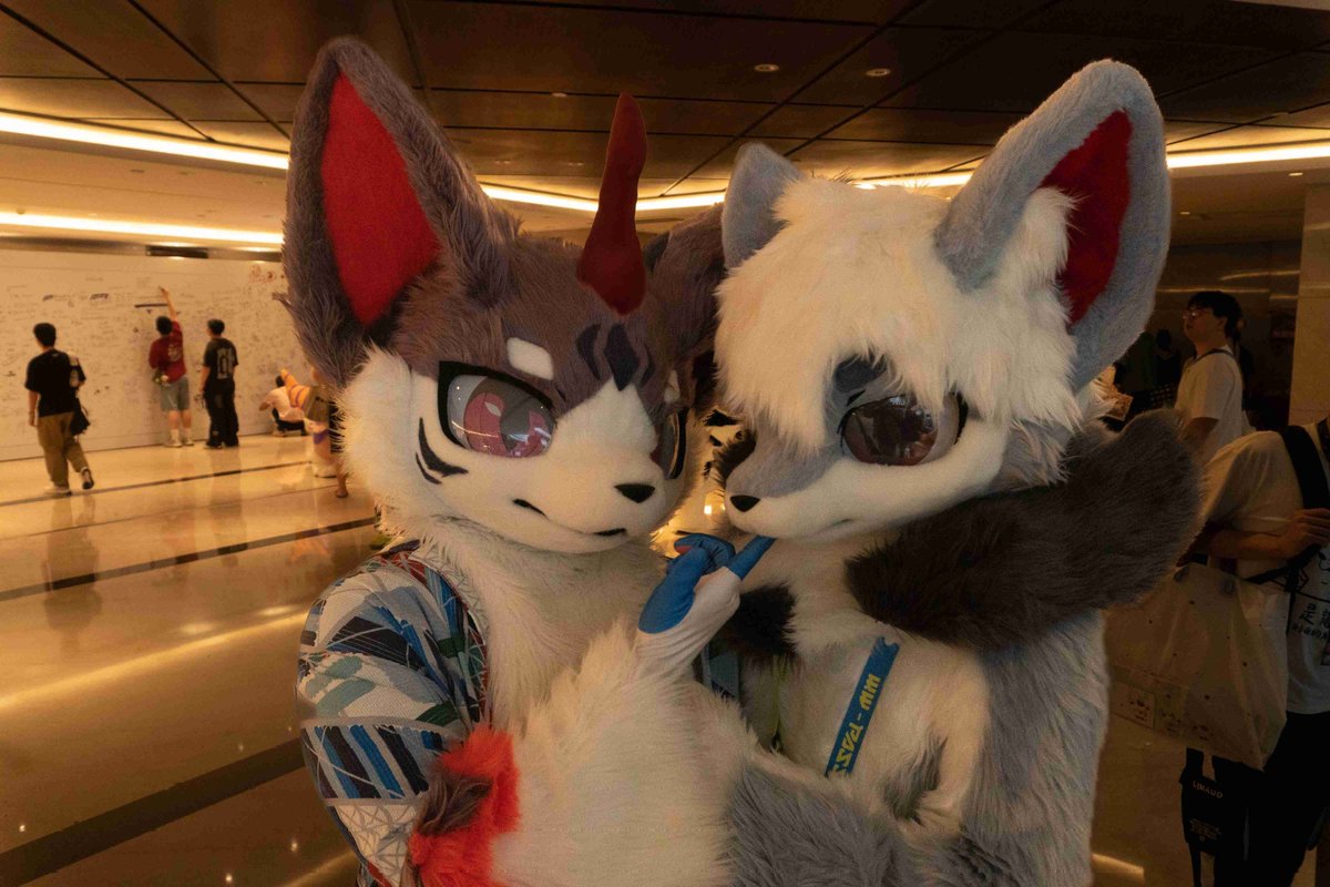 realYmshenyu's tweet photo. #FursuitFriday https://t.co/lqtl7UkO9u