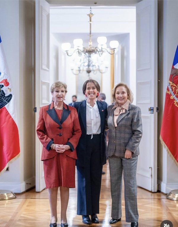 jgalemparte's tweet photo. Reconocer nuestros símbolos patrios y la institución de la Presidencia de la República y a quienes la ejercieron con la prestancia y el honor que amerita, es celebrar la República. 200 años de una institución clave en nuestra vida institucional. En otros países fotos como estas no se ven.