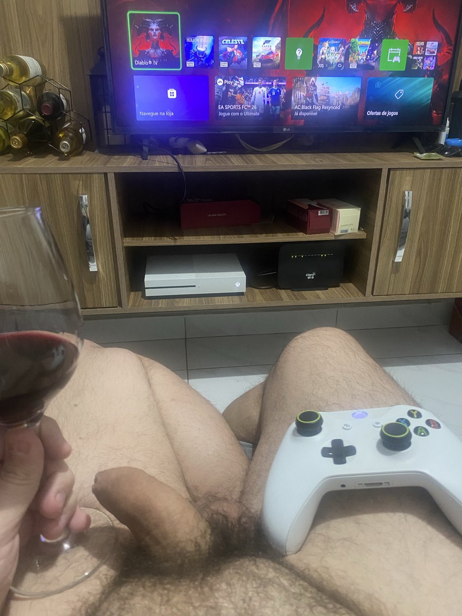 psv_urso's tweet photo. Melhor companhia pra ficar em casa .. 🍷🎮
#gamer #chaser #bear #ursos #gordinho #xbox https://t.co/k5rfcQYk50