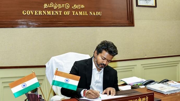 IndianTechGuide's tweet photo. 🚨 Tamil Nadu bans political party individuals from entering government schools and conducting events there. https://t.co/nxRTFnRgKs