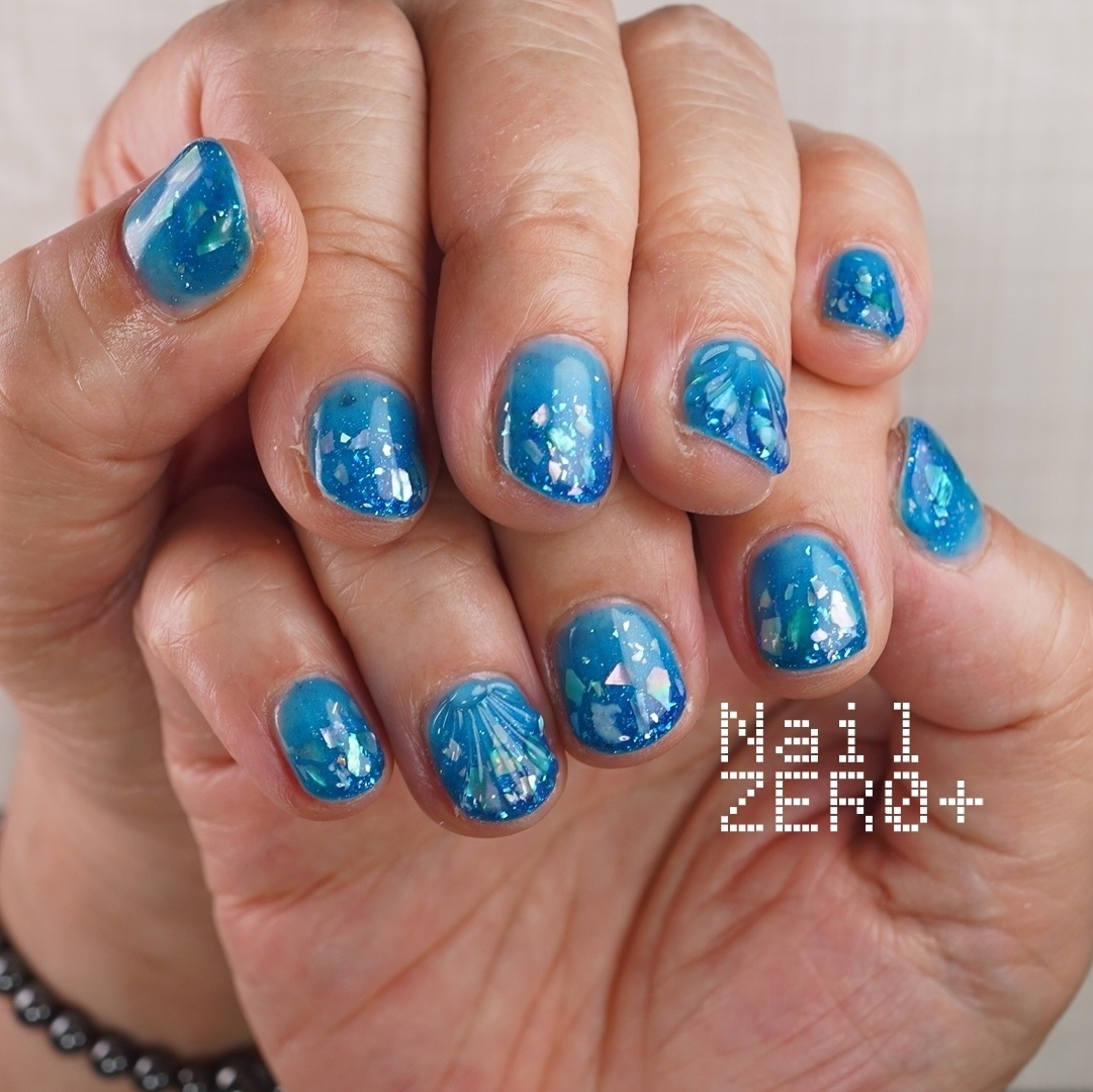nailzero_plus's tweet photo. ブルーにキラキラ
人魚のウロコを合わせて
#キラキラ #人魚 #マーメイド 
こちらのデザインは2時間メニューです。
使用メーカー
ジェル：sofirah（@sofirahgel_official）

☆ ☆ ☆ ...

詳細はこちら↓（ネイルブック）
https://t.co/xLiO8m1uJQ https://t.co/fr86ioj02F