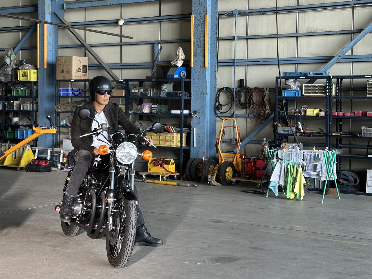 GTO2026summer's tweet photo. ❬❰ 𝒐𝒇𝒇 𝒔𝒉𝒐𝒕 ❱❭

#反町隆史 さんのバイク姿を公開✨
本編では、鬼塚がバイクを走らせる姿も…🏍️

放送まであと10日！
ぜひ本編でお確かめください🫵

7/20(月・祝) よる10時スタート🏫
#ドラマGTO https://t.co/tfOMeZWz2y