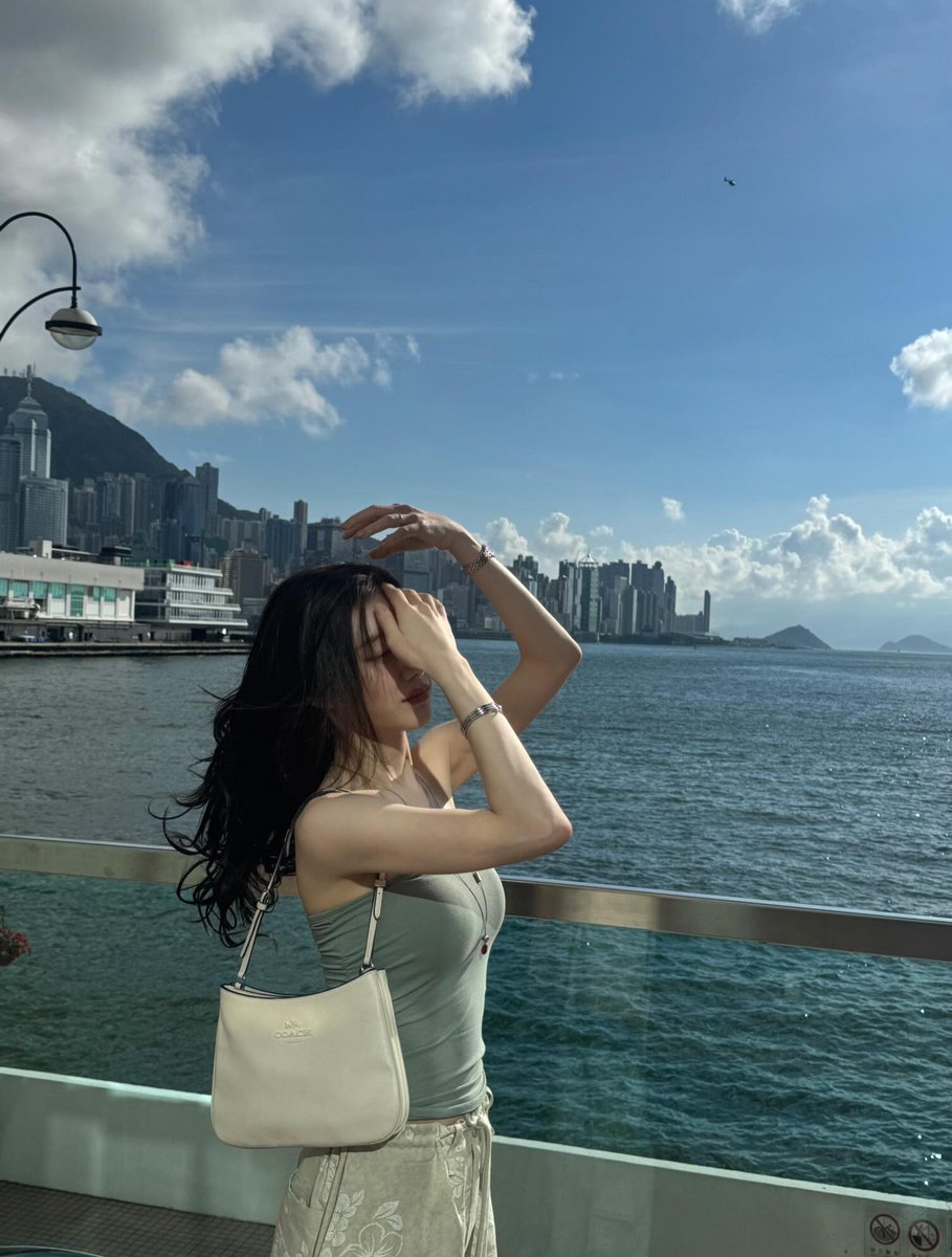 chaaeryeonq's tweet photo. Sunkissed-dump. 🌤️ https://t.co/U1QyQfk9Sp