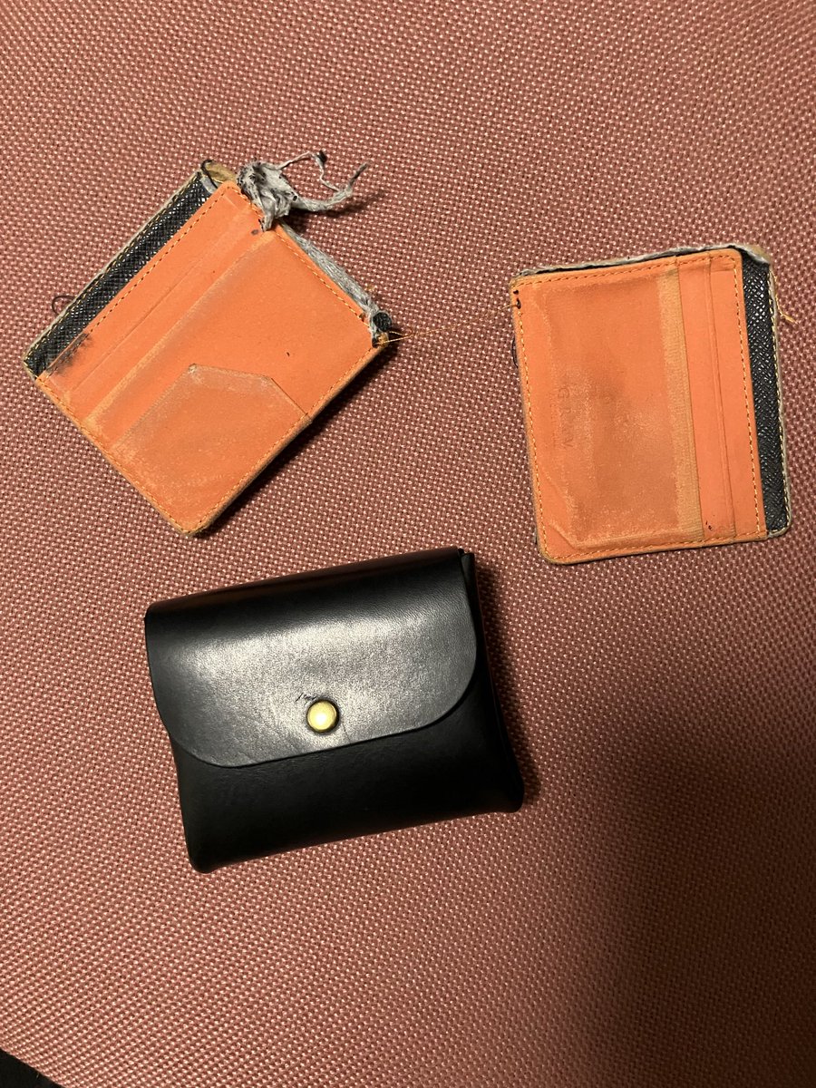fjseikatsu's tweet photo. 最近までヌンチャクみたいな財布を使っていましたが昨日バチまぐろのけんた天国さんから誕生日プレゼントで新しい財布を頂きました👛
当たり前になってて気づけなかったのですが財布は綺麗な方がいいです👛
これでお店でカード類が飛び出す等のアクシデントも減り��うです👛 https://t.co/vD7VTVKsA9
