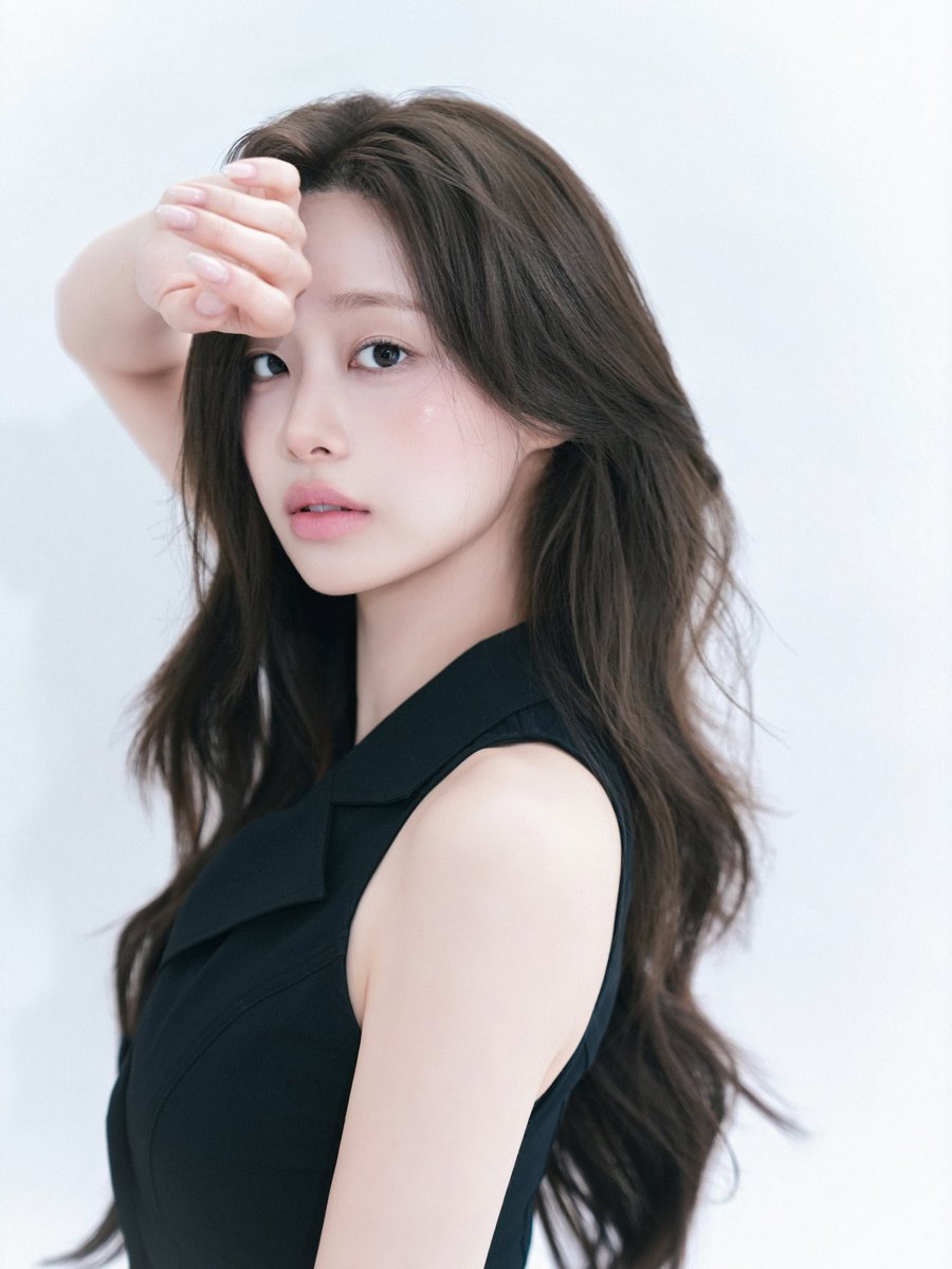 chuumaniac's tweet photo. these photoshoots look oddly similar #Noticing https://t.co/0ikTkDppSj