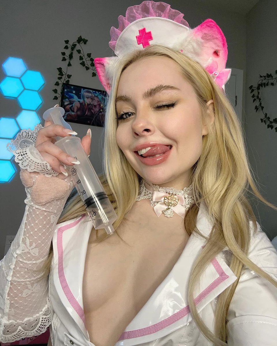 haleyspadess's tweet photo. Kitty nurse is here to heal you😉✨ https://t.co/bRpch3u34U