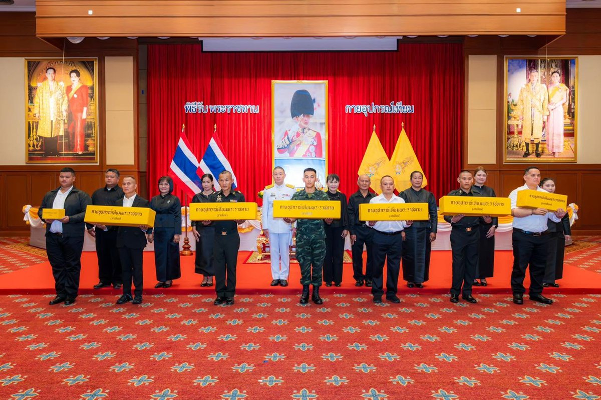 armypr_news's tweet photo. “พระบาทสมเด็จพระเจ้าอยู่หัว ทรงพระกรุณาโปรดเกล้าฯ พระราชทานกายอุปกรณ์เทียมแก่กำลังพลผู้ได้รับบาดเจ็บสูญเสียอวัยวะจากการปฏิบัติหน้าที่ชายแดนไทย-กัมพูชา”
พันเอก ธลัด พูลสวัสดิ์ ผู้บังคับหน่วยเฉพาะกิจกรมทหารพรานที่ 23 พร้อมด้วย อส.ทพ.อนันต์ เชื้อดวงผุย ร่วมพิธีรับพระราชทานกายอุปกรณ์เทียมแก่กำลังพลที่ได้รับบาดเจ็บและสูญเสียอวัยวะจากสถานการณ์ชายแดนไทย–กัมพูชา ซึ่งพระบาทสมเด็จพระเจ้าอยู่หัว ทรงพระกรุณาโปรดเกล้าฯ พระราชทานกายอุปกรณ์เทียมแก่กำลังพลที่ได้รับบาดเจ็บ พร้อมพระราชทานพระบรมราชานุญาตให้กรมแพทย์ทหารบก จัดตั้งคณะกรรมการพิจารณา เพื่อให้ได้กายอุปกรณ์เทียมที่ดีที่สุดและเหมาะสมต่อการใช้งานของกำลังพลแต่ละนาย หน่วยเฉพาะกิจกรมทหารพรานที่ 23 สำนึกในพระมหากรุณาธิคุณอย่างหาที่สุดมิได้ ที่ทรงมีพระเมตตาและทรงห่วงใยกำลังพลผู้เสียสละ ปฏิบัติหน้าที่ด้วยความกล้าหาญ เพื่อปกป้องอธิปไตยและความสงบสุขของประเทศชาติ ถือเป็นขวัญและกำลังใจอันสูงสุดแก่กำลังพลและครอบครัว ให้มีกำลังใจในการดำเนินชีวิตต่อไปอย่างสมเกียรติ สมศักดิ์ศรีของผู้เสียสละเพื่อชาติ ศาสน์ กษัตริย์ และประชาชน ณ โรงพยาบาลพระมงกุฎเกล้า กรุงเทพมหานคร โดยมี พล.ท.ศ.คลินิก นพ. เกรียงชัย ประสงค์สุกาญจน์ เจ้ากรมแพทย์ทหารบก เป็นประธานในพิธี
#ศูนย์ประชาสัมพันธ์กองทัพบก