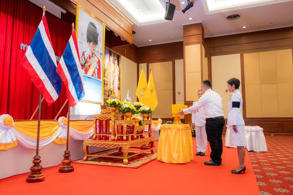 armypr_news's tweet photo. “พระบาทสมเด็จพระเจ้าอยู่หัว ทรงพระกรุณาโปรดเกล้าฯ พระราชทานกายอุปกรณ์เทียมแก่กำลังพลผู้ได้รับบาดเจ็บสูญเสียอวัยวะจากการปฏิบัติหน้าที่ชายแดนไทย-กัมพูชา”
พันเอก ธลัด พูลสวัสดิ์ ผู้บังคับหน่วยเฉพาะกิจกรมทหารพรานที่ 23 พร้อมด้วย อส.ทพ.อนันต์ เชื้อดวงผุย ร่วมพิธีรับพระราชทานกายอุปกรณ์เทียมแก่กำลังพลที่ได้รับบาดเจ็บและสูญเสียอวัยวะจากสถานการณ์ชายแดนไทย–กัมพูชา ซึ่งพระบาทสมเด็จพระเจ้าอยู่หัว ทรงพระกรุณาโปรดเกล้าฯ พระราชทานกายอุปกรณ์เทียมแก่กำลังพลที่ได้รับบาดเจ็บ พร้อมพระราชทานพระบรมราชานุญาตให้กรมแพทย์ทหารบก จัดตั้งคณะกรรมการพิจารณา เพื่อให้ได้กายอุปกรณ์เทียมที่ดีที่สุดและเหมาะสมต่อการใช้งานของกำลังพลแต่ละนาย หน่วยเฉพาะกิจกรมทหารพรานที่ 23 สำนึกในพระมหากรุณาธิคุณอย่างหาที่สุดมิได้ ที่ทรงมีพระเมตตาและทรงห่วงใยกำลังพลผู้เสียสละ ปฏิบัติหน้าที่ด้วยความกล้าหาญ เพื่อปกป้องอธิปไตยและความสงบสุขของประเทศชาติ ถือเป็นขวัญและกำลังใจอันสูงสุดแก่กำลังพลและครอบครัว ให้มีกำลังใจในการดำเนินชีวิตต่อไปอย่างสมเกียรติ สมศักดิ์ศรีของผู้เสียสละเพื่อชาติ ศาสน์ กษัตริย์ และประชาชน ณ โรงพยาบาลพระมงกุฎเกล้า กรุงเทพมหานคร โดยมี พล.ท.ศ.คลินิก นพ. เกรียงชัย ประสงค์สุกาญจน์ เจ้ากรมแพทย์ทหารบก เป็นประธานในพิธี
#ศูนย์ประชาสัมพันธ์กองทัพบก