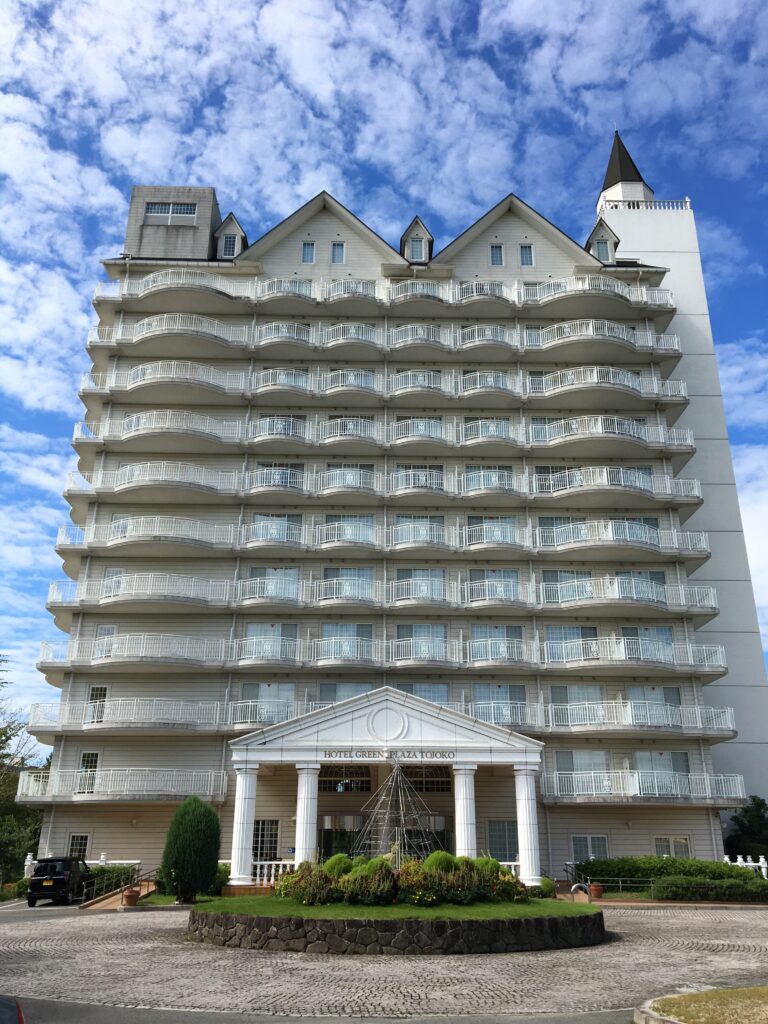ImmersiveLabinc's tweet photo. 【1泊2日の宿泊周遊型ミステリー体験】

兵庫県のとある遊園地ホテルで開かれる
夜のオークションへのバスツアーに参加。

しかし、このオークションには“裏の目的”が。
誰もが狙う幻の秘宝『呪典』の取引。
それを手にするのは……いったい、誰なのか。

欲望を賭けて競り落とすのは……
宝か、それとも“命”か。

2026年 9/26(土)・12/5(土)・12/12(土)・12/19(土)
2027年 1/16(土)

次の開催は9月。ご予約受付中です。
▶ https://t.co/vV2M0Qo0TA

#カースドオークション #イマーシブ #マダミス