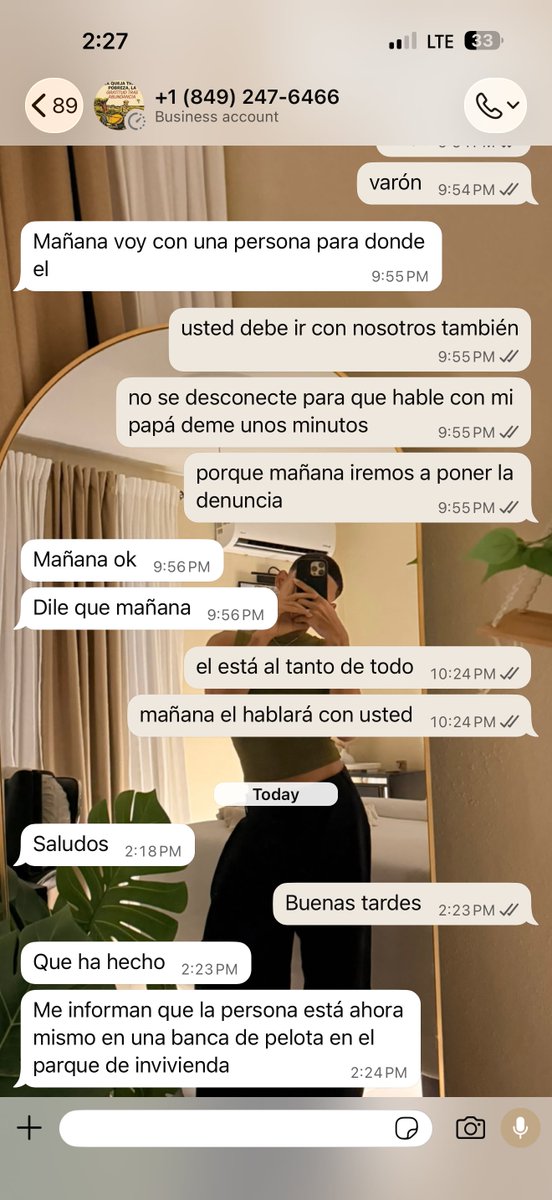 atracosrd's tweet photo. ✍️El Usuario: Buenas. Mi nombre es Byron Santana Rodríguez, soy estudiante de Derecho  en la Universidad O&M y quisiera pedirles su ayuda para difundir un  caso del que fui víctima. El  miércoles 1 de julio estaba vendiendo mi cámara Canon G7X Mark III. Una  persona me contactó por WhatsApp para comprarla y acordamos reunirnos  frente a la Universidad O&M, en la estación Shell de la avenida  Independencia. Durante  el encuentro realizó una transferencia bancaria y me mostró una captura  del correo donde supuestamente aparecía la confirmación del pago. Ese  día la red de Altice estaba caída y no tenía cómo verificar si el dinero  había llegado a mi cuenta. Mientras yo intentaba confirmar el pago, esa  persona ya tenía mi cámara en sus manos y se retiró del lugar. Luego  confirmé que la transferencia había sido cancelada y que el dinero nunca  llegó. Ese  mismo día reuní todas las pruebas posibles. Tengo las conversaciones de  WhatsApp, el número de teléfono que utilizó, la captura del supuesto  correo de confirmación, los videos de las cámaras de seguridad del lugar  y ya presenté la denuncia en el Palacio de Justicia de Ciudad Nueva. El  fiscal que me atendió revisó la documentación y me explicó que la  identificación utilizada por esa persona aparentemente no es auténtica y  que ese tipo de estafadores suele utilizar documentos falsificados o de  terceros para ocultar su identidad. También  llevé el caso a la oficina del Edificio Rojo para solicitar la ayuda  del periodista Ramón Tolentino y estoy a la espera de una respuesta. Les  escribo porque sé que su página ha ayudado a muchas víctimas  difundiendo casos como este. Les agradecería muchísimo si pudieran  ayudarme a publicar las imágenes o el video de esta persona. Tal vez  alguien pueda reconocerla y aportar información que ayude a las  autoridades. Puedo  enviarles la denuncia, los videos y todas las pruebas que respaldan  este caso. De verdad, muchas gracias por su tiempo y por cualquier ayuda  que puedan brindarme. Quisiera  mencionar algo que también me tiene muy preocupado. Desde la madrugada  del mismo día de los hechos comencé a sentir una fuerte presión en el  pecho que sube hacia la garganta y me dificulta hablar. Ese malestar  continúa hasta el día de hoy. Además, al revisar las cámaras de  seguridad noté que algunos recuerdos que tenía de lo ocurrido no  coinciden con lo que muestran los videos. Por esa razón me preocupa la  posibilidad de haber estado bajo algún efecto o haber inhalado alguna  sustancia sin darme cuenta. Aclaro que esta es una preocupación personal  y no algo que haya sido confirmado por las autoridades o por un médico. De  corazón les pido su ayuda. Perdí mis ahorros y el equipo con el que  estaba tratando de emprender. En este momento me siento desesperado y  cualquier ayuda o difusión que puedan dar a mi caso significaría  muchísimo para mí. La persona del video me escribió al día siguiente diciéndome esto.