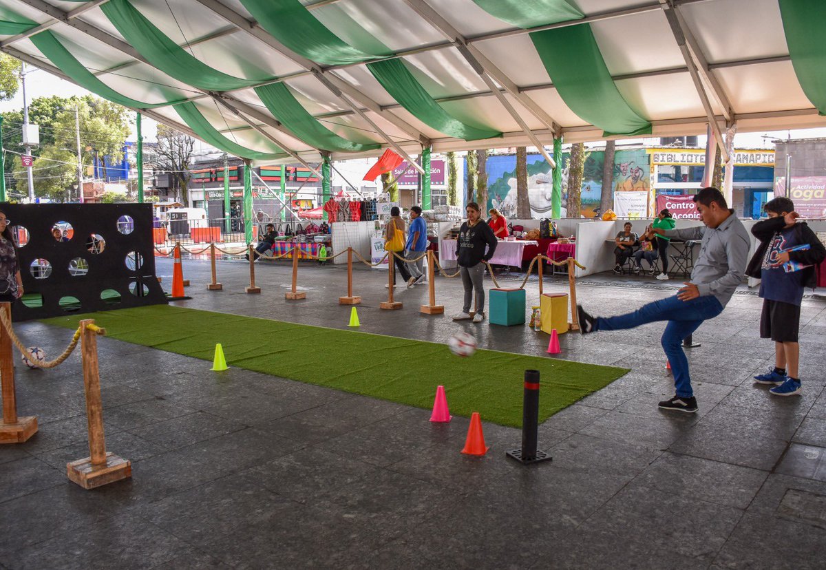 ALEIDAALAVEZ's tweet photo. ¡Gran ambiente el que vivimos durante el enfrentamiento entre Francia y Marruecos!

La explanada del Jardín Cuitláhuac vibró con toda la emoción de las y los vecinos que se dieron cita en nuestra fiesta futbolera para disfrutar del fútbol.

¡Música, actividades, un gran partido y las y los iztapalapenses fueron los anfitriones este día!
