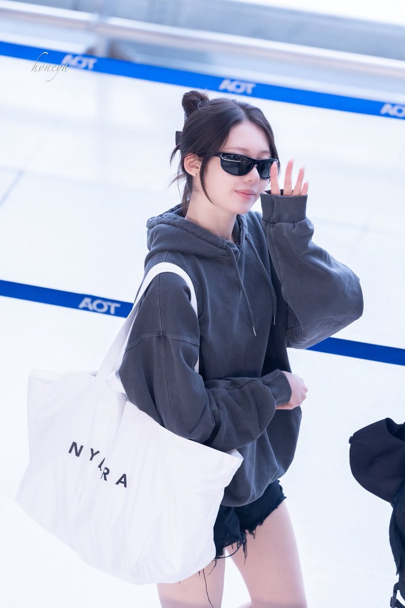 hauroraee's tweet photo. notice kalo babymonster nih gapernah takut nunjukin bare face nya mereka dari debut sampe slrg....mau itu di bandara sampe konten behind the scene mereka pun yaa apa adanyaa ajaa gitu..unlike.....🫣 https://t.co/GhpxM55BNw