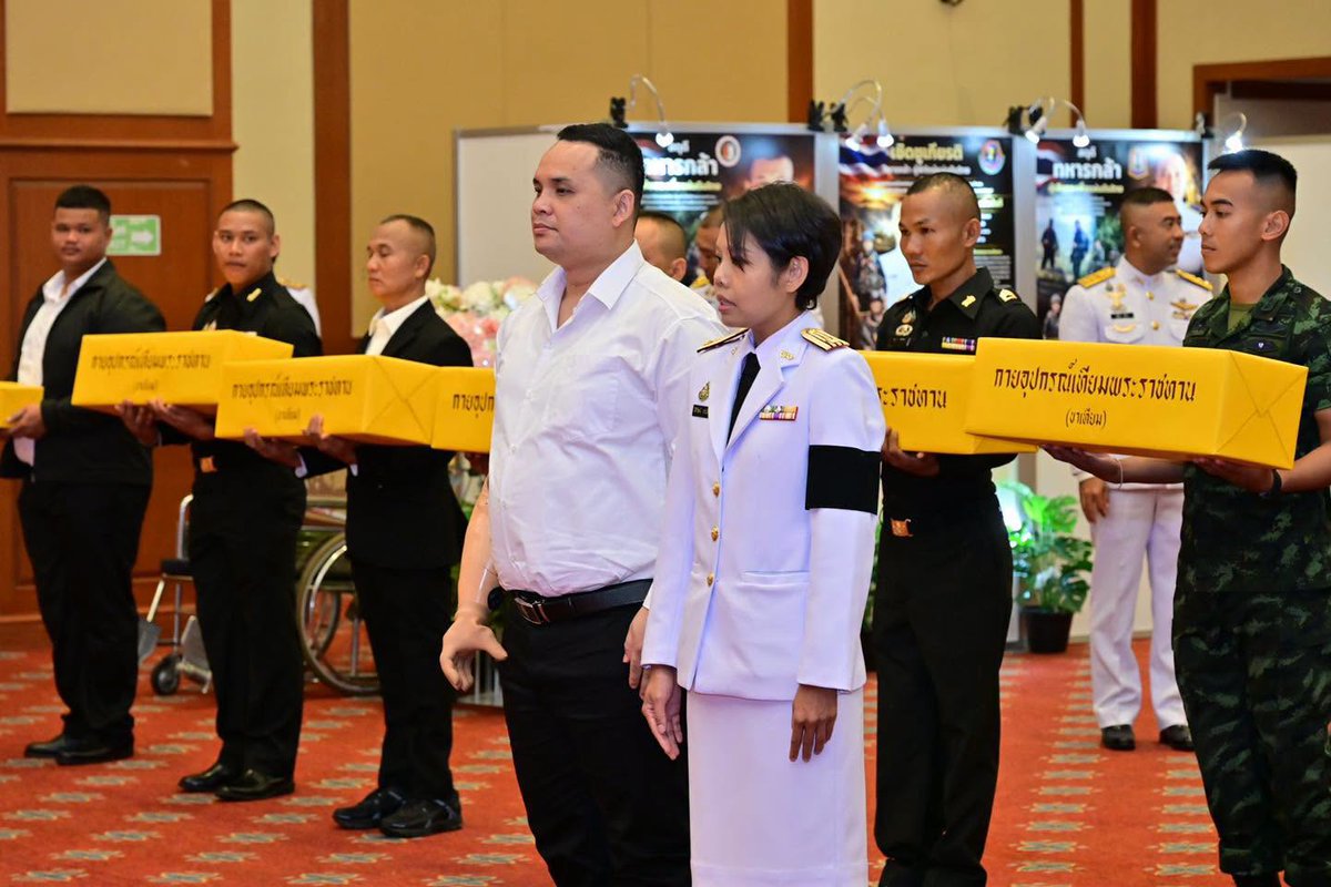 armypr_news's tweet photo. “พระบาทสมเด็จพระเจ้าอยู่หัว ทรงพระกรุณาโปรดเกล้าฯ พระราชทานกายอุปกรณ์เทียมแก่กำลังพลผู้ได้รับบาดเจ็บสูญเสียอวัยวะจากการปฏิบัติหน้าที่ชายแดนไทย-กัมพูชา”
พันเอก ธลัด พูลสวัสดิ์ ผู้บังคับหน่วยเฉพาะกิจกรมทหารพรานที่ 23 พร้อมด้วย อส.ทพ.อนันต์ เชื้อดวงผุย ร่วมพิธีรับพระราชทานกายอุปกรณ์เทียมแก่กำลังพลที่ได้รับบาดเจ็บและสูญเสียอวัยวะจากสถานการณ์ชายแดนไทย–กัมพูชา ซึ่งพระบาทสมเด็จพระเจ้าอยู่หัว ทรงพระกรุณาโปรดเกล้าฯ พระราชทานกายอุปกรณ์เทียมแก่กำลังพลที่ได้รับบาดเจ็บ พร้อมพระราชทานพระบรมราชานุญาตให้กรมแพทย์ทหารบก จัดตั้งคณะกรรมการพิจารณา เพื่อให้ได้กายอุปกรณ์เทียมที่ดีที่สุดและเหมาะสมต่อการใช้งานของกำลังพลแต่ละนาย หน่วยเฉพาะกิจกรมทหารพรานที่ 23 สำนึกในพระมหากรุณาธิคุณอย่างหาที่สุดมิได้ ที่ทรงมีพระเมตตาและทรงห่วงใยกำลังพลผู้เสียสละ ปฏิบัติหน้าที่ด้วยความกล้าหาญ เพื่อปกป้องอธิปไตยและความสงบสุขของประเทศชาติ ถือเป็นขวัญและกำลังใจอันสูงสุดแก่กำลังพลและครอบครัว ให้มีกำลังใจในการดำเนินชีวิตต่อไปอย่างสมเกียรติ สมศักดิ์ศรีของผู้เสียสละเพื่อชาติ ศาสน์ กษัตริย์ และประชาชน ณ โรงพยาบาลพระมงกุฎเกล้า กรุงเทพมหานคร โดยมี พล.ท.ศ.คลินิก นพ. เกรียงชัย ประสงค์สุกาญจน์ เจ้ากรมแพทย์ทหารบก เป็นประธานในพิธี
#ศูนย์ประชาสัมพันธ์กองทัพบก