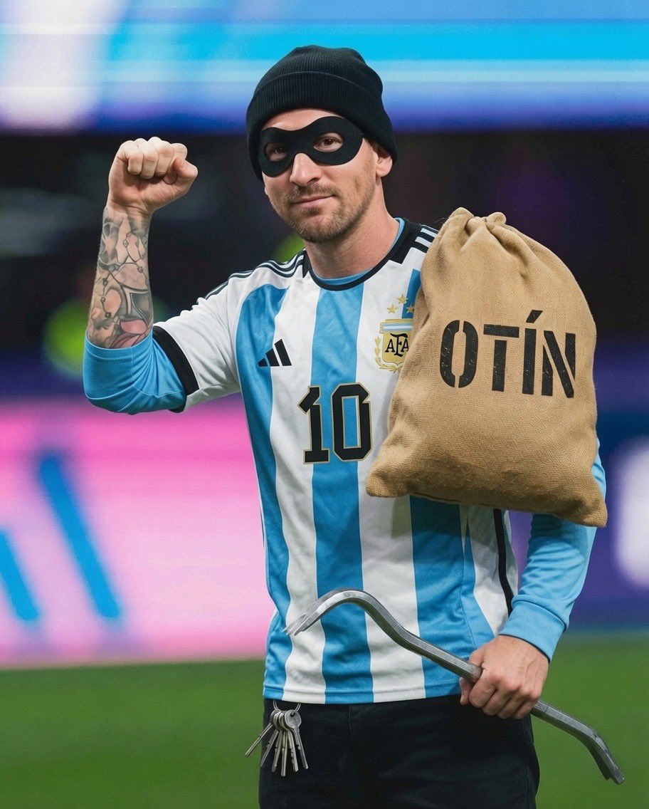 Chescan4's tweet photo. Tengo miedo de comprar una casa y que el título se lo den al patas de módem Messi. https://t.co/5FJtrMLBOF