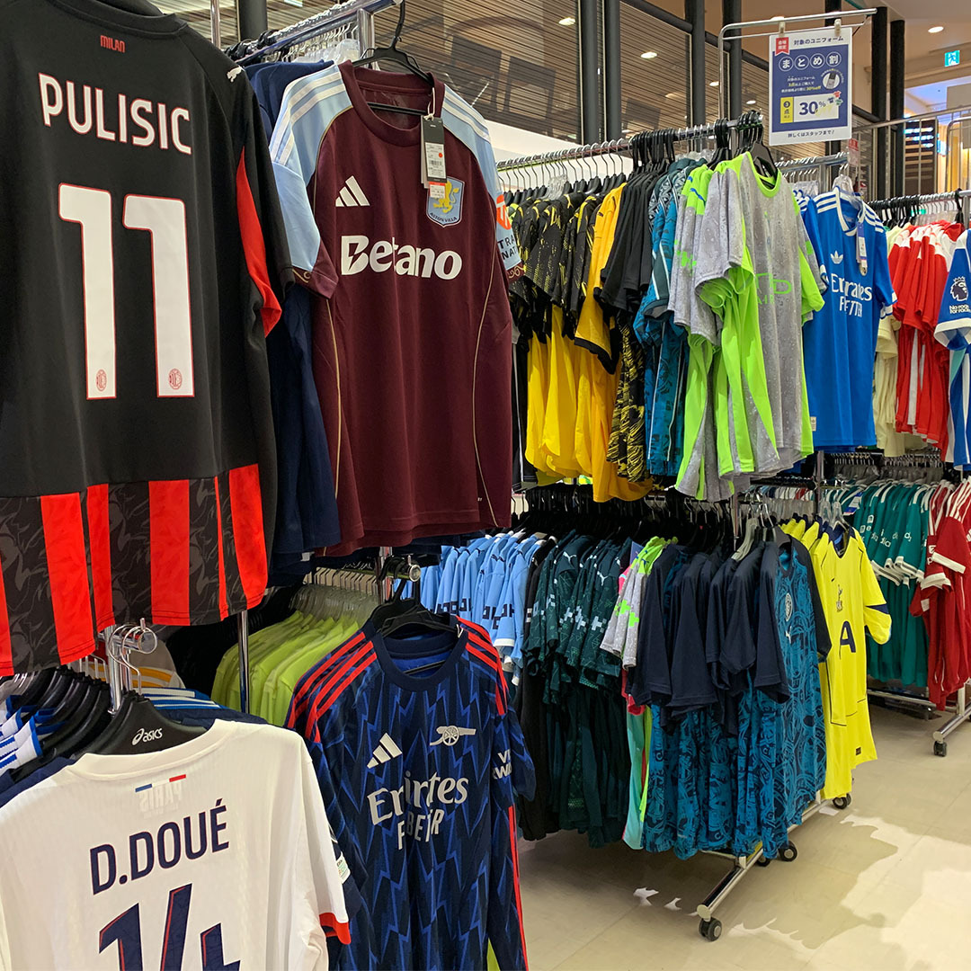 soccershop_kamo's tweet photo. ／
 スペシャルバーゲン2026 IN 神戸
 本日よりスタート🎉
 ＼

#サッカーショップKAMO のスペシャルバーゲンを、「神戸三宮さんちかホール」にて開催中✨

スパイクやウェアなど、お買い得アイテムを
多数ご用意しております⚽️

📅7/12(日)までの3日間限定
 🕖営業時間19:00まで

皆さまのご来場をお待ちしております😊

※画像内の商品は在庫切れの場合がございます。あらかじめご了承ください。

詳細はこちら🔽
https://t.co/YFESyQmNAh

#KAMO