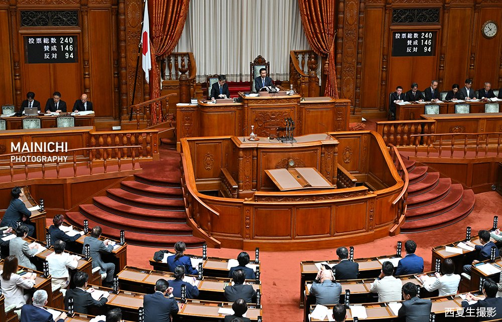 mainichiphoto's tweet photo. 参院本会議が開かれ、���正個人情報保護法が賛成多数で可決、成立しました。人工知能（AI）開発など統計情報の作成に限り、病歴や犯罪歴など「要配慮個人情報」を収集し、企業に提供する際の本人同意が特例として不要になります。
政治の動きを写真で「7月10日」の写真特集→https://t.co/9Pv0z7qipa https://t.co/YseleK6IY5