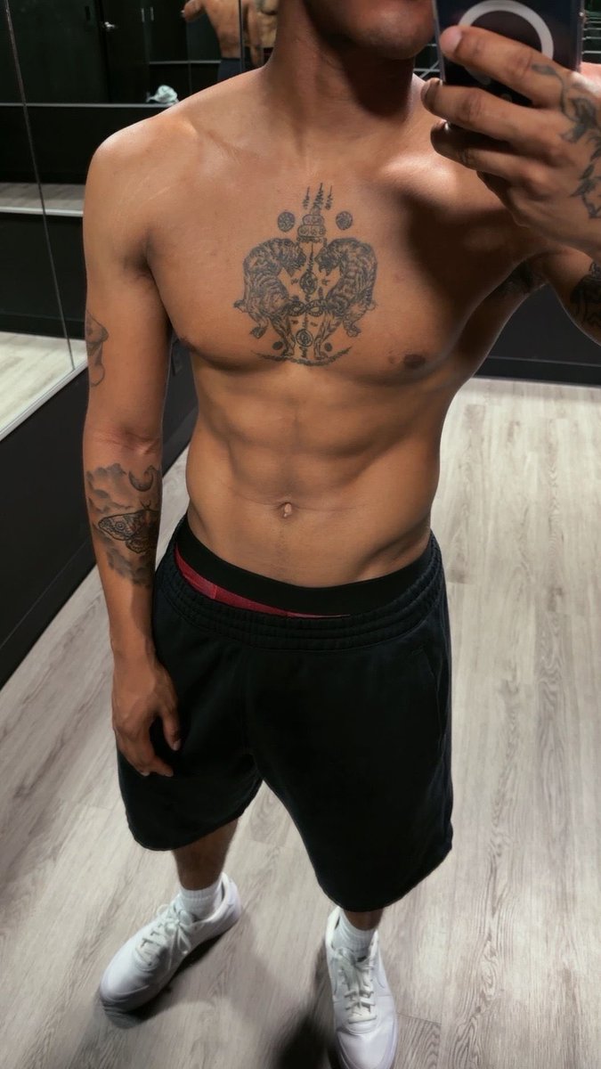 nightswithray's tweet photo. gym flics always https://t.co/0aelzhUjvA