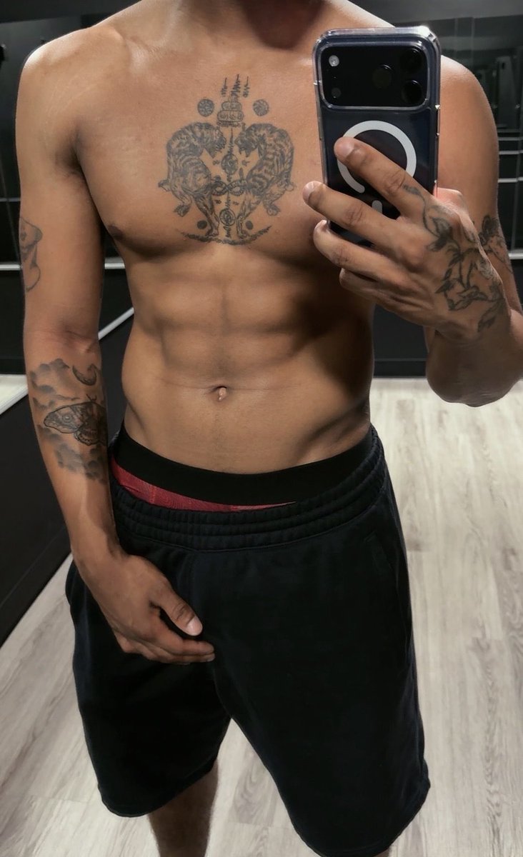 nightswithray's tweet photo. gym flics always https://t.co/0aelzhUjvA