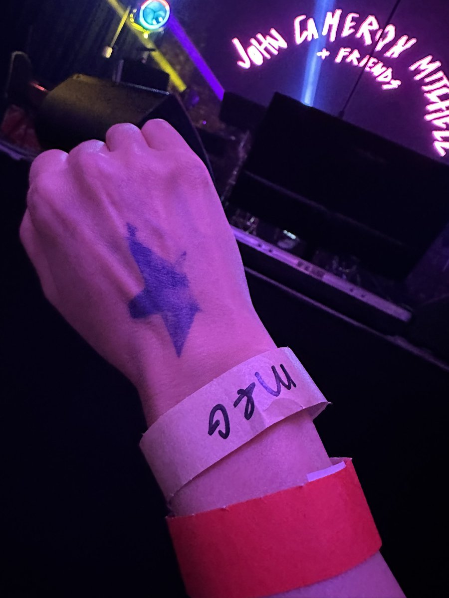 banila66's tweet photo. 会場変更やら何やらで現場に行くまでどうなるかわからなかったけど無事、最前ど真ん中で首が痛いほど見上げながらジョンを堪能できた🥰 https://t.co/jJCSwlVZP1