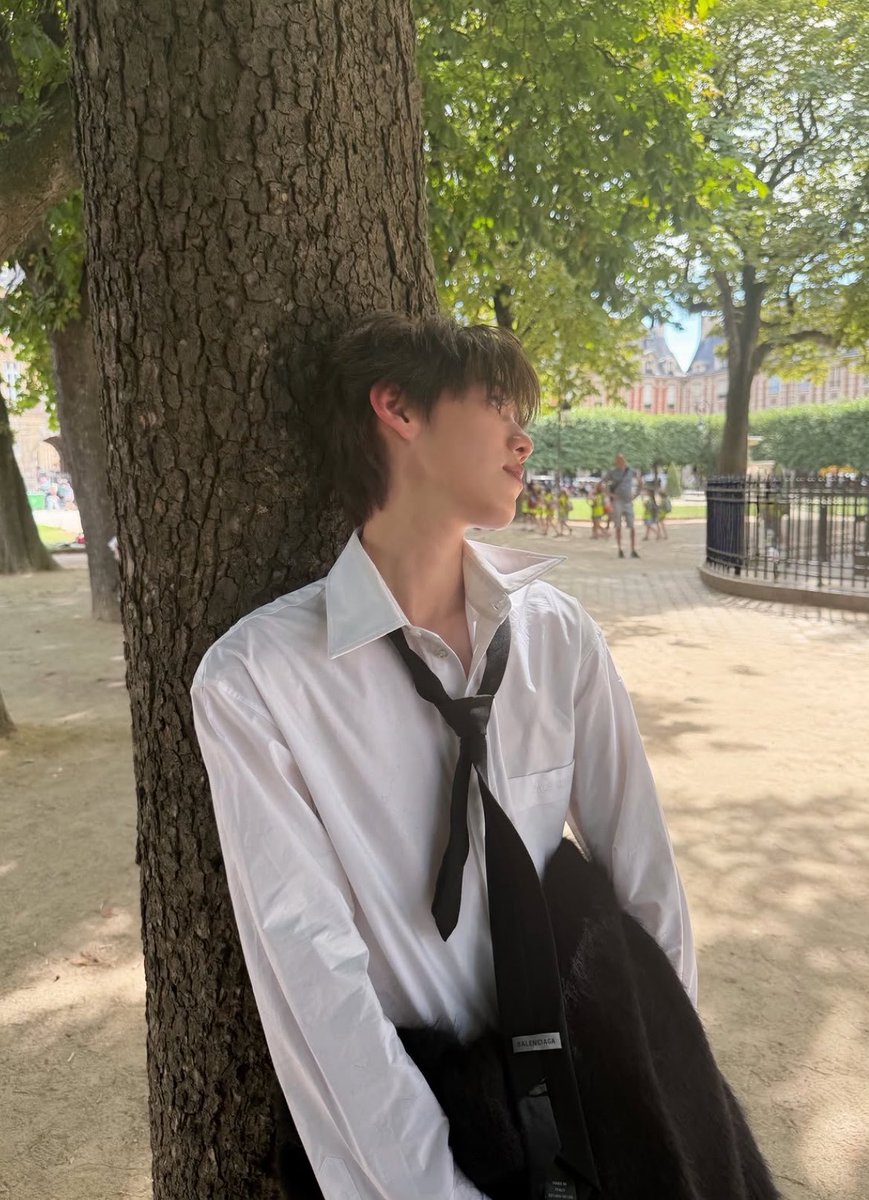 contentnotfnd's tweet photo. ถ้าฮีเรียนโทที่ปารีสคงได้ไวบ์ฟีลๆนี้เนาะ นักเรียนแฟชั่น 😭 

PP KRIT AT BALENCIAGA COUTURE55    #Balenciaga55thCouturexPPKRIT https://t.co/4ZIkoLBmwv