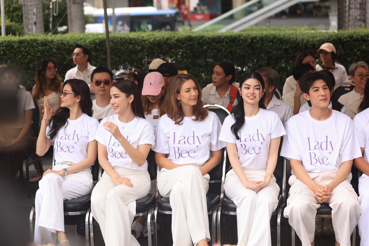 JKmediaTH's tweet photo. งานพิธีบวงสรวงภาพยนตร์ “LADY BEE” เป็นไปอย่างอบอุ่นและคึกคัก 

#LadyBee #LADYBEE #พิธีบวงสรวงLadyBee #เปิดกล้องLadyBee #ภาพยนตร์LadyBee #LadyBeeMovie #อิงฟ้าวราหะ #พิ้งกี้สาวิกา #ตั๊กโก้จุตินันท์ #พลอยนาราภัทร #แพ็ตวิณณวัชร์ #NatalieGelbova #MovieLaunch https://t.co/s11udwIJuE
