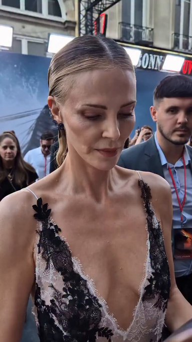 covfefegg's tweet photo. Charlize Theron — Ozempic
Anne Hathaway — pregnant
(btw *everything* gets soft from pregnancy hormones) https://t.co/r8rI7HAMnO