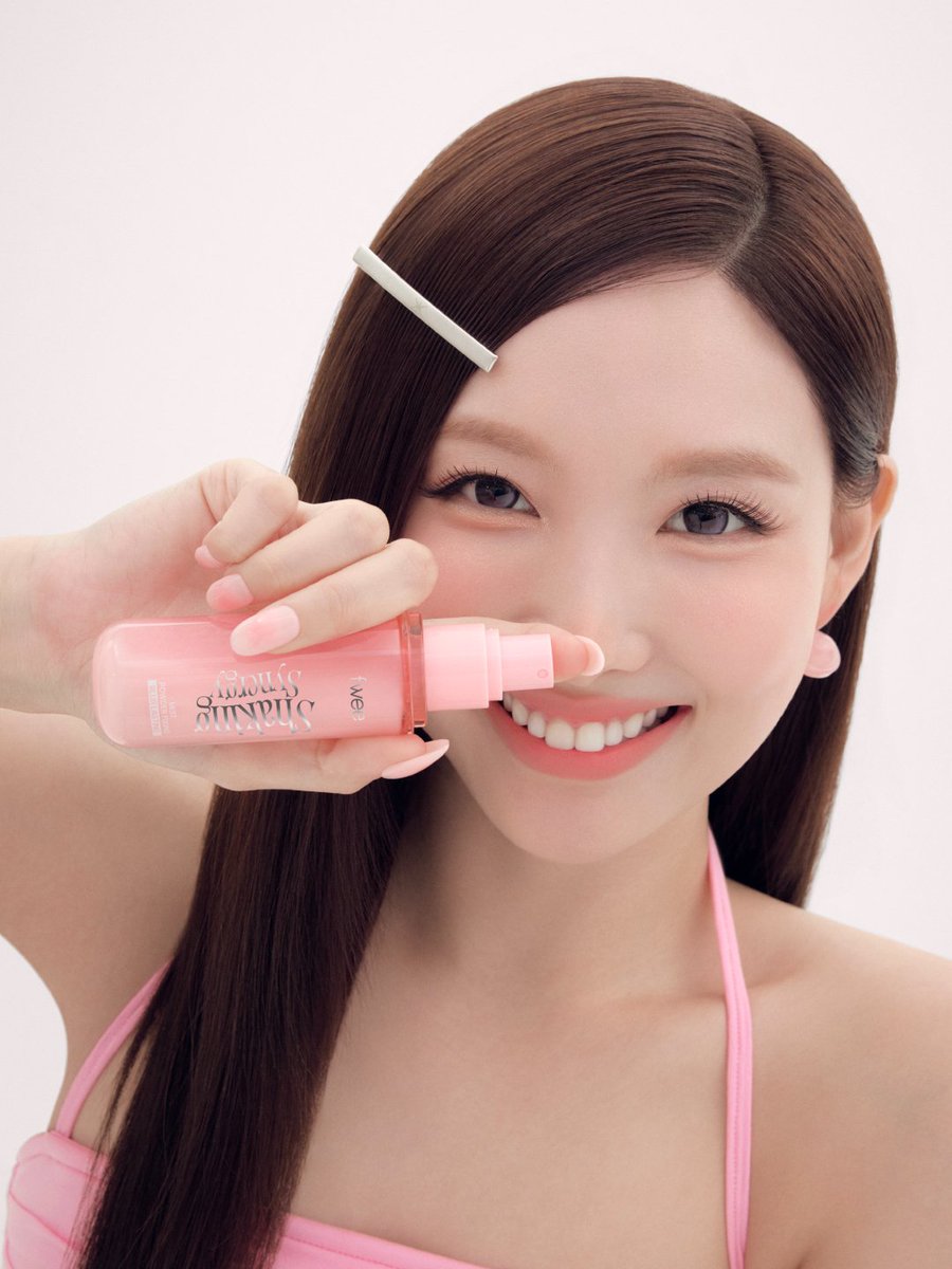 fwee_makeup's tweet photo. 나연처럼 뽀용 복숭아 인간이 돼...🍑
올 여름 피부 표현은 이 조합으로 끝!!!

🩷모공 블러 무광 정식🩷
= 스파베이스 무광 + 파우더 픽싱 미스트

매끈 부들한 복숭아결 피부는 물론,
땀과 유분에도 무너지지 않는 24시간 철벽 픽싱✨

곧 찾아올 7/13 할인 프로모션을 기대해주세요! ๑´ ³`)ﾉ

🪄퓌 화잘먹의 정석 기획전(7/13~7/19)
- 스파 베이스 단품 (22,000원 > 17,800원)
- 쉐이킹 시너지 미스트 (22,000원 > 16,200원)