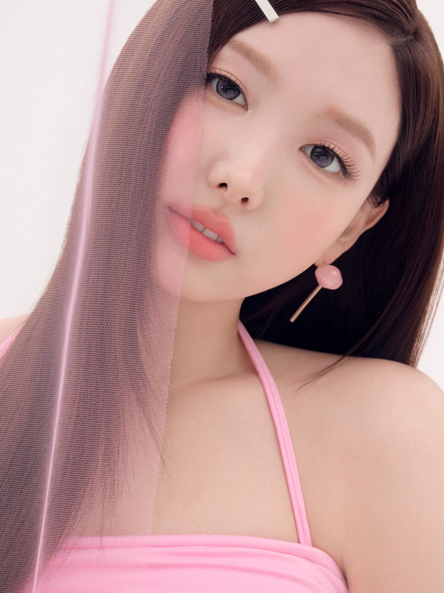 fwee_makeup's tweet photo. 나연처럼 뽀용 복숭아 인간이 돼...🍑
올 여름 피부 표현은 이 조합으로 끝!!!

🩷모공 블러 무광 정식🩷
= 스파베이스 무광 + 파우더 픽싱 미스트

매끈 부들한 복숭아결 피부는 물론,
땀과 유분에도 무너지지 않는 24시간 철벽 픽싱✨

곧 찾아올 7/13 할인 프로모션을 기대해주세요! ๑´ ³`)ﾉ

🪄퓌 화잘먹의 정석 기획전(7/13~7/19)
- 스파 베이스 단품 (22,000원 > 17,800원)
- 쉐이킹 시너지 미스트 (22,000원 > 16,200원)