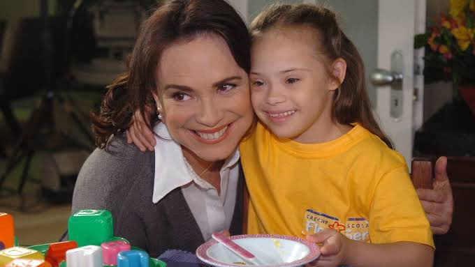 forumeplay's tweet photo. Páginas da Vida estreou há 20 anos:

• Escrita por Manoel Carlos, com direção de núcleo de Jayme Monjardim. Ângela Chaves atuou como uma das colaboradoras.
• Substituiu Belíssima na programação e foi sucedida por Paraíso Tropical.
• O título provisório era Amor x Casamento.
• Contou com 203 capítulos e alcançou média geral de 46,54 pontos.
• A primeira fase da trama foi encerrada em 21/09/2001, exibindo imagens dos atentados terroristas de 11 de setembro nos EUA.
• Nos capítulos iniciais, a novela apresentou 17 clipes filmados em campos de refugiados na África. Marcos Paulo foi o único ator a aparecer nessas cenas.
• Parte da produção também foi realizada em Amsterdã, na Holanda, escolhida por sua importância artística.
• Moradores reais do Leblon, bairro onde a história se passava, participaram da novela interpretando a si mesmos, com seus próprios nomes.
• A obstetra Helena Camargo Varela foi a terceira “Helena” de Maneco interpretada por Regina Duarte — anteriormente ela havia vivido Helena Soares em História de Amor (1995) e Helena Viana em Por Amor (1997).
• Renata Sorrah foi inicialmente convidada para interpretar Marta, mas pediu para mudar de personagem após o sucesso de sua vilã Nazaré em Senhora do Destino. Assim, ficou com o papel da promotora Tereza, enquanto Marta foi interpretada por Lilia Cabral.
• Priscila Fantin foi cogitada para o papel de Alice, mas optou por protagonizar Sete Pecados. O papel acabou com Regiane Alves, em sua terceira personagem antagonista em novelas de Manoel Carlos, após Laços de Família e Mulheres Apaixonadas.
• Marcos Caruso viveria o advogado corrupto Nestor, enquanto Zé Carlos Machado seria o sofrido Alex. Porém, no início das gravações, a direção optou por inverter os papéis, acreditando que ambos se encaixariam melhor dessa forma.
• Fernanda Vasconcellos e Thiago Rodrigues repetiram o par romântico que formaram em Malhação no ano anterior.
• Inicialmente, Fernanda Vasconcellos deixaria a novela em 2 de agosto, com a morte de sua personagem. Contudo, o bom desempenho da atriz fez com que o autor prolongasse sua participação, transformando-a em um espírito protetor dos filhos.
• Após 26 anos, Sônia Braga voltou a participar de uma novela do início ao fim. Sua última atuação completa havia sido em Chega Mais (1980).
• Ana Paula Arósio interpretou sua primeira personagem contemporânea; até então, só havia atuado em produções de época.
• Antônio Calloni pediu para deixar a novela e seu personagem foi retirado na transição entre as fases. O ator alegou cansaço devido à sequência de trabalhos.
• Tarcísio Meira enfrentou uma virose severa e ficou afastado das gravações por dois meses (setembro a novembro de 2006). Na história, seu personagem, Tide, se ausentou por causa de uma viagem à fazenda.
• Alguns atores demonstraram insatisfação com os rumos de seus personagens — como Leandra Leal, que reclamou de Sabrina em seu blog.
• Segundo Manoel Carlos, as falas da personagem Clara, interpretada por Joana Mocarzel (com Síndrome de Down), não eram roteirizadas. Os demais atores conversavam com ela livremente, e suas respostas eram espontâneas.
• Lilia Cabral recebeu o prêmio de Melhor Atriz da APCA em 2006, além do Troféu Imprensa na mesma categoria. Páginas da Vida também venceu como Melhor Novela (empatada com Belíssima), Melhor Ator para Marcos Caruso e Revelação do Ano para Grazi Massafera.
• Durante uma cena intensa com Marcos Caruso, Lilia Cabral sofreu um acidente: após um empurrão, bateu fortemente o rosto e o braço em uma mesa de mármore e precisou ser levada ao hospital.
• Pela primeira vez na história das novelas, o parto real de uma atriz grávida foi exibido — no capítulo de 28/12/2006.
• Ex-BBB, Grazi Massafera revelou ter sofrido perseguições de alguns colegas de elenco, o que quase a fez abandonar a carreira.
• Ao final de cada capítulo, um personagem real fazia um depoimento relacionado ao tema abordado no episódio.
• A novela foi reapresentada no Viva entre 22/11/2021 e 16/07/2022, às 23h.
• Desde 15/08/2022, está disponível no catálogo do Globoplay.
• Atualmente está no ar um remake em Portugal produzido pela SIC