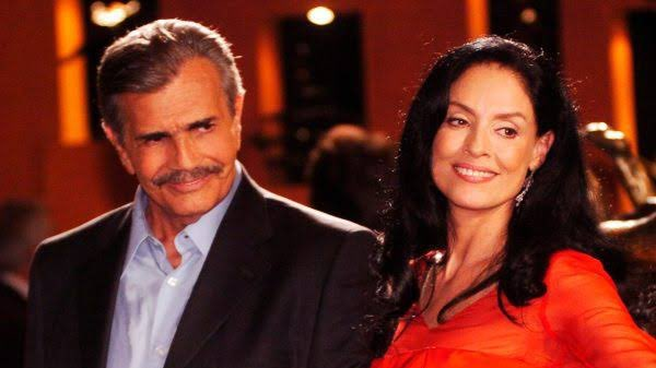 forumeplay's tweet photo. Páginas da Vida estreou há 20 anos:

• Escrita por Manoel Carlos, com direção de núcleo de Jayme Monjardim. Ângela Chaves atuou como uma das colaboradoras.
• Substituiu Belíssima na programação e foi sucedida por Paraíso Tropical.
• O título provisório era Amor x Casamento.
• Contou com 203 capítulos e alcançou média geral de 46,54 pontos.
• A primeira fase da trama foi encerrada em 21/09/2001, exibindo imagens dos atentados terroristas de 11 de setembro nos EUA.
• Nos capítulos iniciais, a novela apresentou 17 clipes filmados em campos de refugiados na África. Marcos Paulo foi o único ator a aparecer nessas cenas.
• Parte da produção também foi realizada em Amsterdã, na Holanda, escolhida por sua importância artística.
• Moradores reais do Leblon, bairro onde a história se passava, participaram da novela interpretando a si mesmos, com seus próprios nomes.
• A obstetra Helena Camargo Varela foi a terceira “Helena” de Maneco interpretada por Regina Duarte — anteriormente ela havia vivido Helena Soares em História de Amor (1995) e Helena Viana em Por Amor (1997).
• Renata Sorrah foi inicialmente convidada para interpretar Marta, mas pediu para mudar de personagem após o sucesso de sua vilã Nazaré em Senhora do Destino. Assim, ficou com o papel da promotora Tereza, enquanto Marta foi interpretada por Lilia Cabral.
• Priscila Fantin foi cogitada para o papel de Alice, mas optou por protagonizar Sete Pecados. O papel acabou com Regiane Alves, em sua terceira personagem antagonista em novelas de Manoel Carlos, após Laços de Família e Mulheres Apaixonadas.
• Marcos Caruso viveria o advogado corrupto Nestor, enquanto Zé Carlos Machado seria o sofrido Alex. Porém, no início das gravações, a direção optou por inverter os papéis, acreditando que ambos se encaixariam melhor dessa forma.
• Fernanda Vasconcellos e Thiago Rodrigues repetiram o par romântico que formaram em Malhação no ano anterior.
• Inicialmente, Fernanda Vasconcellos deixaria a novela em 2 de agosto, com a morte de sua personagem. Contudo, o bom desempenho da atriz fez com que o autor prolongasse sua participação, transformando-a em um espírito protetor dos filhos.
• Após 26 anos, Sônia Braga voltou a participar de uma novela do início ao fim. Sua última atuação completa havia sido em Chega Mais (1980).
• Ana Paula Arósio interpretou sua primeira personagem contemporânea; até então, só havia atuado em produções de época.
• Antônio Calloni pediu para deixar a novela e seu personagem foi retirado na transição entre as fases. O ator alegou cansaço devido à sequência de trabalhos.
• Tarcísio Meira enfrentou uma virose severa e ficou afastado das gravações por dois meses (setembro a novembro de 2006). Na história, seu personagem, Tide, se ausentou por causa de uma viagem à fazenda.
• Alguns atores demonstraram insatisfação com os rumos de seus personagens — como Leandra Leal, que reclamou de Sabrina em seu blog.
• Segundo Manoel Carlos, as falas da personagem Clara, interpretada por Joana Mocarzel (com Síndrome de Down), não eram roteirizadas. Os demais atores conversavam com ela livremente, e suas respostas eram espontâneas.
• Lilia Cabral recebeu o prêmio de Melhor Atriz da APCA em 2006, além do Troféu Imprensa na mesma categoria. Páginas da Vida também venceu como Melhor Novela (empatada com Belíssima), Melhor Ator para Marcos Caruso e Revelação do Ano para Grazi Massafera.
• Durante uma cena intensa com Marcos Caruso, Lilia Cabral sofreu um acidente: após um empurrão, bateu fortemente o rosto e o braço em uma mesa de mármore e precisou ser levada ao hospital.
• Pela primeira vez na história das novelas, o parto real de uma atriz grávida foi exibido — no capítulo de 28/12/2006.
• Ex-BBB, Grazi Massafera revelou ter sofrido perseguições de alguns colegas de elenco, o que quase a fez abandonar a carreira.
• Ao final de cada capítulo, um personagem real fazia um depoimento relacionado ao tema abordado no episódio.
• A novela foi reapresentada no Viva entre 22/11/2021 e 16/07/2022, às 23h.
• Desde 15/08/2022, está disponível no catálogo do Globoplay.
• Atualmente está no ar um remake em Portugal produzido pela SIC