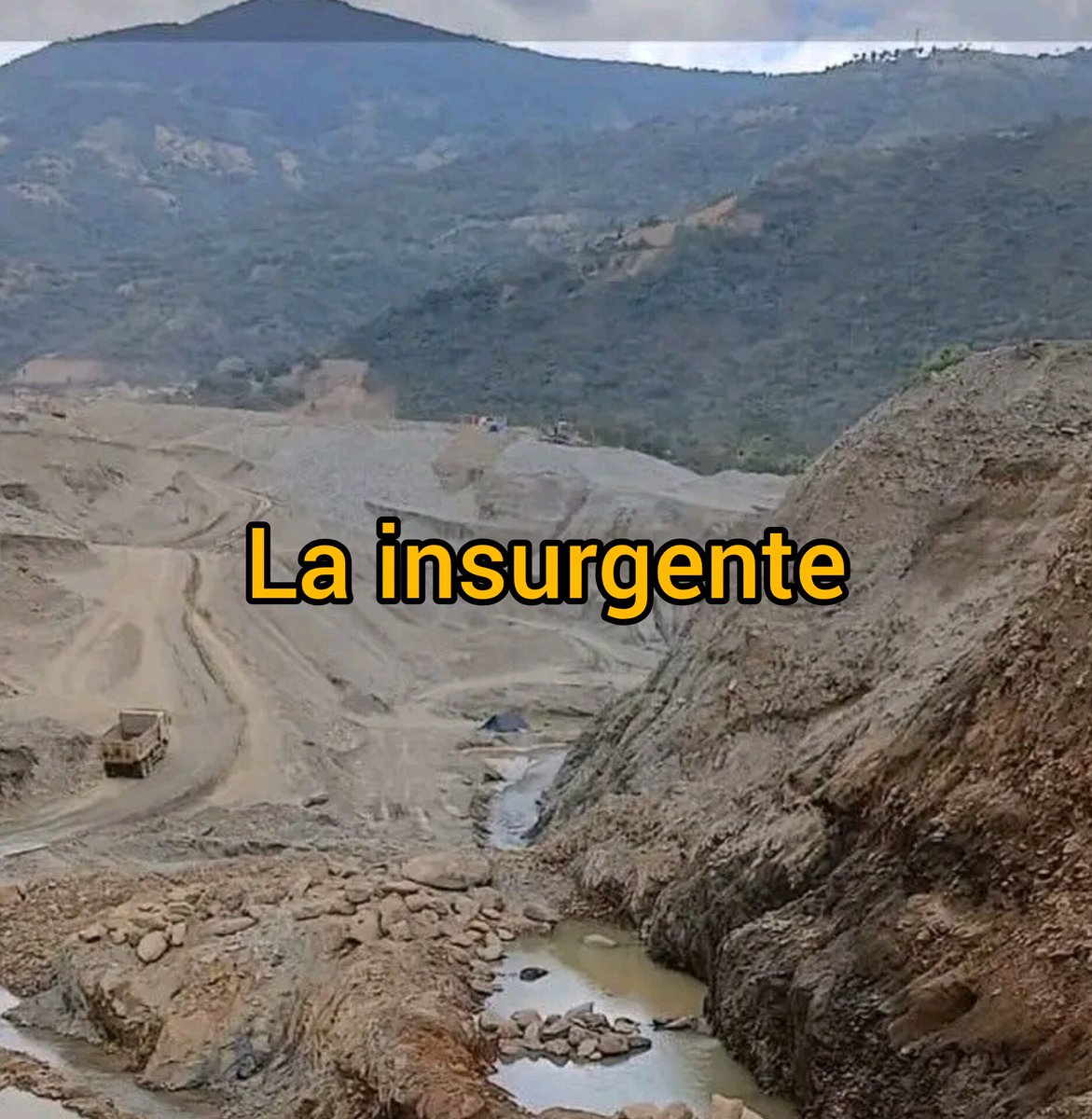 lainsurgente1's tweet photo. 🔴#Urgente 
🟡#LaAsunta
🟢#LosYungas #NotaDePrensa 
Las imágenes muestran maquinaria pesada, excavaciones de gran magnitud, desvíos del cauce del río #Boopi y el constante movimiento de volquetas. Los pobladores advierten que esta situación pone en riesgo a las comunidades cercanas y podría provocar graves consecuencias ambientales y posibles inundaciones durante la época de lluvias.
Lo más preocupante es que la propia AJAM, mediante una respuesta oficial a una denuncia ciudadana, informó que el área denominada "Los Tres Amigos IV" no cuenta con autorización para realizar actividades de explotación de recursos minerales y anunció acciones para verificar la presunta minería ilegal.
Entonces la pregunta es inevitable: si la autoridad ya fue informada, ya respondió oficialmente y reconoció que ese trámite no habilita la explotación minera, ¿por qué las actividades denunciadas continuarían? ¿Quién está permitiendo que esto ocurra? ¿Por qué no se ha procedido a detener estas operaciones si se estaría actuando al margen de la normativa?.
una respuesta pública a esta situación.
@RodrigoPazP @SenadoBolivia @Diputados_Bol @AJAMBolivia @M_MineriaBo 
@DefensoriaBol
@MinGobiernoBo
@FiscaliaBol
@UNITELBolivia
@RedUnoTv
@ATBDigital
@BoliviaTvCanal7
@ErbolDigital
@Opinión_Bol
@LosTiemposBol
@PaginaSiete
@El_Deber
@BrujulaNoticias

@Reuters
@AP
@AFP
@bbcmundo
@dw_espanol
@CNN 
@ELPAISAmerica
@France24_es
@infobae
@nytimesworld
@Greenpeace
@WWF
#RíoBoopi #MineríaIlegal #Bolivia  #FueraChinos CIDH
