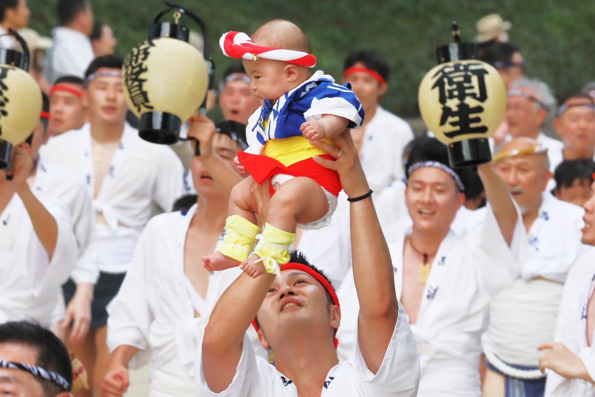 5828W's tweet photo. 【博多祇園山笠】お汐井とり
水法被に締め込み姿の集団が「おっしょい!!」「おっしょい!!」とお汐井道を駆けます。
沈む夕日に拍手を打って安全を祈願し、清めのお汐井（海砂）を竹製のテボや升などに入れて持ち帰りますます。
#博多祇園山笠
#お汐井とり https://t.co/W7QDzuYf8M