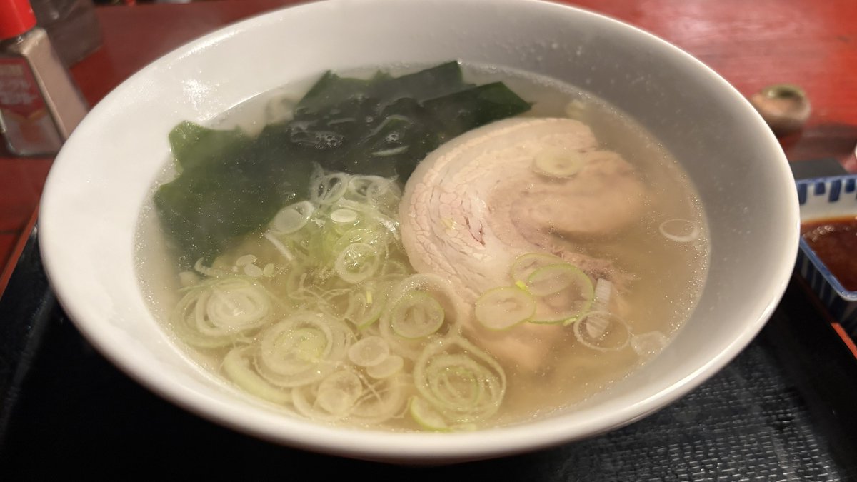 bOTCHMEN1986's tweet photo. 喜多方ラーメンの塩こと山塩って、実は温泉を煮詰めて作ってるんだよね
だから「風呂の残り湯」ってポストはちょっと面白かった

山塩は旨味とミネラルたっぷりでメチャうまい
このポテンシャルを200%活かすために喜多方ラーメンがあると言っても過言ではないし、だから薄いワケなくて普通にしょっぱい https://t.co/IMDZMD4sJF