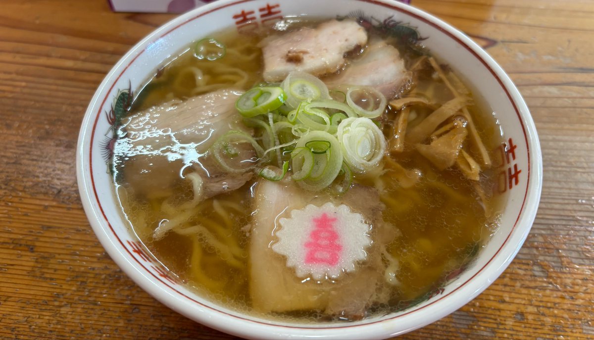 bOTCHMEN1986's tweet photo. 喜多方ラーメンの塩こと山塩って、実は温泉を煮詰めて作ってるんだよね
だから「風呂の残り湯」ってポストはちょっと面白かった

山塩は旨味とミネラルたっぷりでメチャうまい
このポテンシャルを200%活かすために喜多方ラーメンがあると言っても過言ではないし、だから薄いワケなくて普通にしょっぱい https://t.co/IMDZMD4sJF