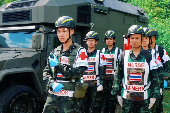 armypr_news's tweet photo. “รองเสนาธิการทหาร ตรวจเยี่ยมการฝึก FTX กฝร.พตท.69 ณ มทบ.42 ติดตามการบูรณาการกำลังร่วม และเสริมความพร้อมเตรียมรับมือทุกสถานการณ์”
ที่ ค่ายเสนาณรงค์ มณฑลทหารบกที่ 42 อำเภอหาดใหญ่ จังหวัดสงขลา พันเอก วาทยุทธ ชูช่วย รองผู้บัญชาการมณฑลทหารบกที่ 42 เป็นผู้แทน พลตรี ภูมเดชา พ่วงเจริญ  ผู้บัญชาการมณฑลทหารบกที่ 42 ให้การต้อนรับ
พลเอก กิตติพงศ์ ชื่นใจชน  รองเสนาธิการทหาร กองบัญชาการกองทัพไทย และคณะ เดินทางตรวจเยี่ยมการฝึกภาคสนาม (Field Training Exercise : FTX) การฝึกปฏิบัติการร่วม พลเรือน ตำรวจ ทหาร ประจำปี 2569 (กฝร.พตท.69 ส่วนภูมิภาค) ณ มณฑลทหารบกที่ 42 ในพื้นที่จังหวัดสงขลา โดยมี คณะผู้บังคับบัญชาจากกองบัญชาการกองทัพไทย เจ้าหน้าที่ทหาร ตำรวจ หัวหน้าส่วนราชการ, หน่วยงานด้านความมั่นคง, องค์กรปกครองส่วนท้องถิ่น และภาคีเครือข่ายในพื้นที่ ร่วมให้การต้อนรับ
 โดย รองเสนาธิการทหาร ได้รับฟังการบรรยายสรุปผลการฝึกและตรวจเยี่ยมการปฏิบัติของกำลังพลและเจ้าหน้าที่จากหน่วยงานต่าง ๆ ที่เข้าร่วมการฝึก โดยได้เน้นย้ำถึงความสำคัญของการบูรณาการการปฏิบัติงานร่วมกัน การแลกเปลี่ยนข้อมูลข่าวสาร และการพัฒนาขีดความสามารถในการเผชิญเหตุ เพื่อให้ทุกภาคส่วนสามารถปฏิบัติภารกิจได้อย่างมีประสิทธิภาพ จากนั้น รองเสนาธิการทหารได้กล่าวชื่นชมผู้เข้ารับการฝึก และหน่วยงานที่เกี่ยวข้องทุกภาคส่วน ที่ร่วมกันขับเคลื่อนการฝึกให้เป็นไปด้วยความเรียบร้อย บรรลุตามวัตถุประสงค์ และเป็นประโยชน์ต่อการพัฒนาศักยภาพด้านความมั่นคงของประเทศในอนาคตต่อไป
การฝึกครั้งนี้มีผู้เข้าร่วมจากหน่วยทหาร ตำรวจ และภาคพลเรือน กว่า 700 นาย เพื่อเสริมสร้างความพร้อมในการปฏิบัติการร่วม และเพิ่มประสิทธิภาพการบริหารจัดการสถานการณ์วิกฤต พร้อมทั้ง เพื่อให้ทุกหน่วยสามารถประสานการปฏิบัติร่วมได้อย่างมีประสิทธิภาพและพร้อมรองรับสถานการณ์จริง ซึ่งการตรวจเยี่ยมครั้งนี้สะท้อนถึงความมุ่งมั่นในการยกระดับขีดความสามารถของการปฏิบัติการร่วมระหว่างหน่วยงานด้านความมั่นคง ภาครัฐ และภาคประชาชน เพื่อให้มีความพร้อมในการรับมือภัยคุกคามและสถานการณ์ฉุกเฉินทุกรูปแบบ ซึ่งจะนำไปสู่การคุ้มครองความมั่นคงของประเทศและการดูแลความปลอดภัยของประชาชนได้อย่างมีประสิทธิภาพและทันท่วงที
#ศูนย์ประชาสัมพันธ์กองทัพบก