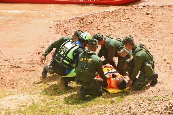 armypr_news's tweet photo. “รองเสนาธิการทหาร ตรวจเยี่ยมการฝึก FTX กฝร.พตท.69 ณ มทบ.42 ติดตามการบูรณาการกำลังร่วม และเสริมความพร้อมเตรียมรับมือทุกสถานการณ์”
ที่ ค่ายเสนาณรงค์ มณฑลทหารบกที่ 42 อำเภอหาดใหญ่ จังหวัดสงขลา พันเอก วาทยุทธ ชูช่วย รองผู้บัญชาการมณฑลทหารบกที่ 42 เป็นผู้แทน พลตรี ภูมเดชา พ่วงเจริญ  ผู้บัญชาการมณฑลทหารบกที่ 42 ให้การต้อนรับ
พลเอก กิตติพงศ์ ชื่นใจชน  รองเสนาธิการทหาร กองบัญชาการกองทัพไทย และคณะ เดินทางตรวจเยี่ยมการฝึกภาคสนาม (Field Training Exercise : FTX) การฝึกปฏิบัติการร่วม พลเรือน ตำรวจ ทหาร ประจำปี 2569 (กฝร.พตท.69 ส่วนภูมิภาค) ณ มณฑลทหารบกที่ 42 ในพื้นที่จังหวัดสงขลา โดยมี คณะผู้บังคับบัญชาจากกองบัญชาการกองทัพไทย เจ้าหน้าที่ทหาร ตำรวจ หัวหน้าส่วนราชการ, หน่วยงานด้านความมั่นคง, องค์กรปกครองส่วนท้องถิ่น และภาคีเครือข่ายในพื้นที่ ร่วมให้การต้อนรับ
 โดย รองเสนาธิการทหาร ได้รับฟังการบรรยายสรุปผลการฝึกและตรวจเยี่ยมการปฏิบัติของกำลังพลและเจ้าหน้าที่จากหน่วยงานต่าง ๆ ที่เข้าร่วมการฝึก โดยได้เน้นย้ำถึงความสำคัญของการบูรณาการการปฏิบัติงานร่วมกัน การแลกเปลี่ยนข้อมูลข่าวสาร และการพัฒนาขีดความสามารถในการเผชิญเหตุ เพื่อให้ทุกภาคส่วนสามารถปฏิบัติภารกิจได้อย่างมีประสิทธิภาพ จากนั้น รองเสนาธิการทหารได้กล่าวชื่นชมผู้เข้ารับการฝึก และหน่วยงานที่เกี่ยวข้องทุกภาคส่วน ที่ร่วมกันขับเคลื่อนการฝึกให้เป็นไปด้วยความเรียบร้อย บรรลุตามวัตถุประสงค์ และเป็นประโยชน์ต่อการพัฒนาศักยภาพด้านความมั่นคงของประเทศในอนาคตต่อไป
การฝึกครั้งนี้มีผู้เข้าร่วมจากหน่วยทหาร ตำรวจ และภาคพลเรือน กว่า 700 นาย เพื่อเสริมสร้างความพร้อมในการปฏิบัติการร่วม และเพิ่มประสิทธิภาพการบริหารจัดการสถานการณ์วิกฤต พร้อมทั้ง เพื่อให้ทุกหน่วยสามารถประสานการปฏิบัติร่วมได้อย่างมีประสิทธิภาพและพร้อมรองรับสถานการณ์จริง ซึ่งการตรวจเยี่ยมครั้งนี้สะท้อนถึงความมุ่งมั่นในการยกระดับขีดความสามารถของการปฏิบัติการร่วมระหว่างหน่วยงานด้านความมั่นคง ภาครัฐ และภาคประชาชน เพื่อให้มีความพร้อมในการรับมือภัยคุกคามและสถานการณ์ฉุกเฉินทุกรูปแบบ ซึ่งจะนำไปสู่การคุ้มครองความมั่นคงของประเทศและการดูแลความปลอดภัยของประชาชนได้อย่างมีประสิทธิภาพและทันท่วงที
#ศูนย์ประชาสัมพันธ์กองทัพบก