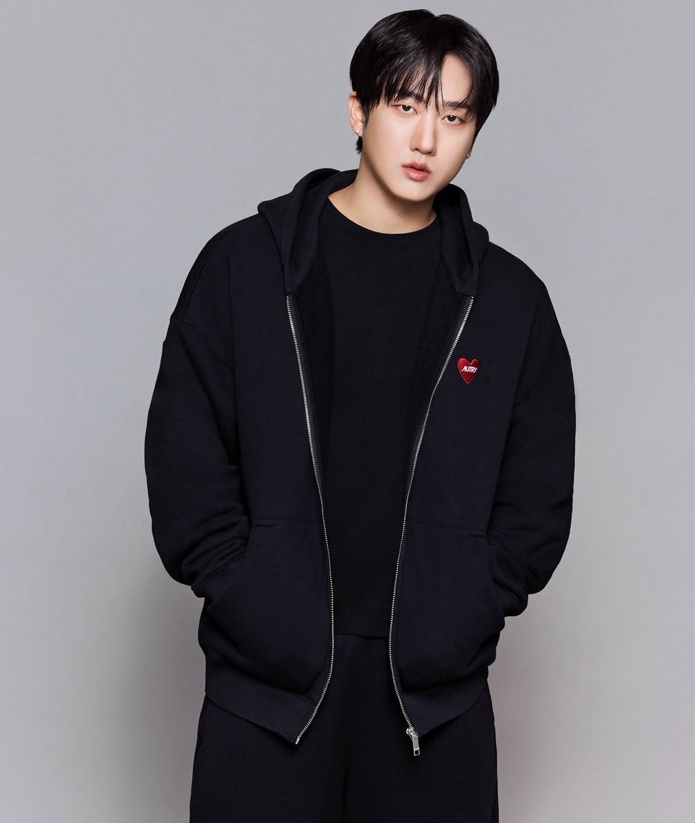 skzpopbase's tweet photo. Global brand ambassador #Changbin stuns for Autry’s new "Love" collection available exclusively in Japan from July 15, starting in Osaka!

#CHANGBINxAUTRY https://t.co/pakPWRHnS4