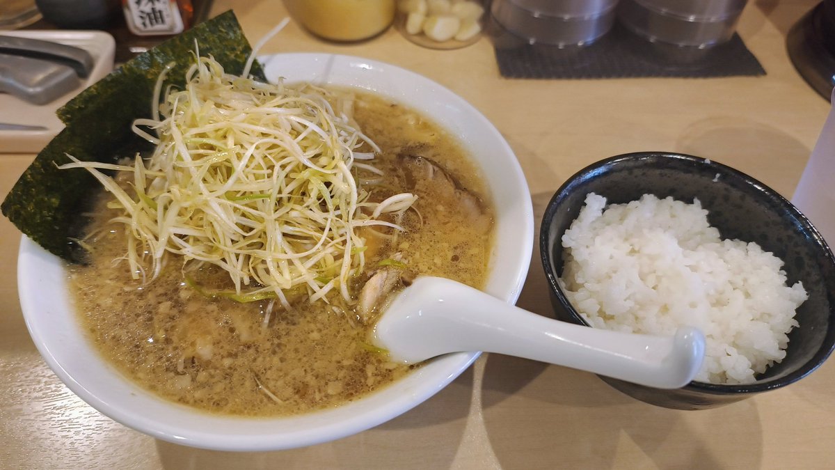 shigenn's tweet photo. 四川料理を食べるつもりだでたけどお休みだったので新しく見かけたラーメン屋へ。
ネギ推しのお店だけあって適度な辛さのネギが美味い。地味にスープも美味しくてあぶなく飲み干す所であった。
本八幡駅南口徒歩2分くらい。 https://t.co/kYnQkScFFd
