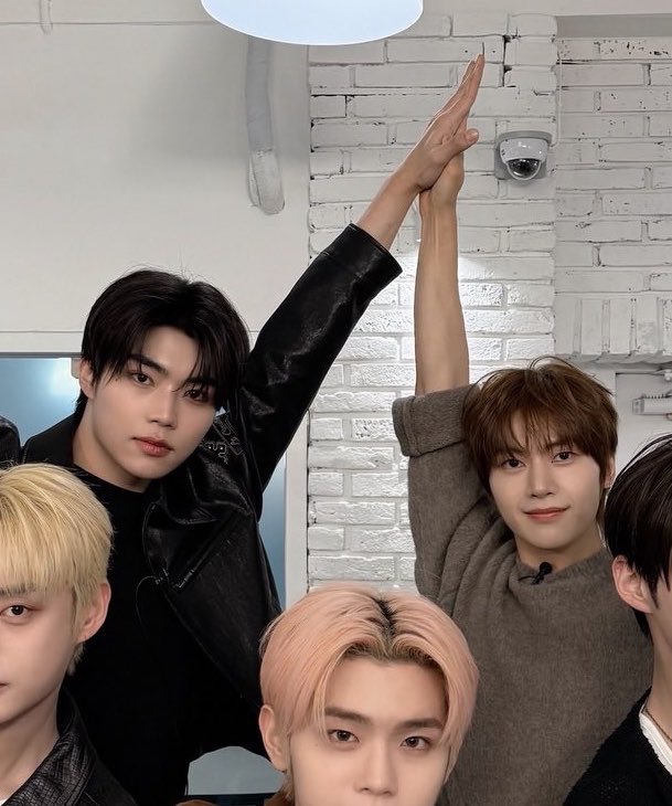 myseokryudan's tweet photo. and i love how they insist on putting matthew next to gunwook and making him have to reach up so high every time 😭😭😭 https://t.co/MlR70hTvDG