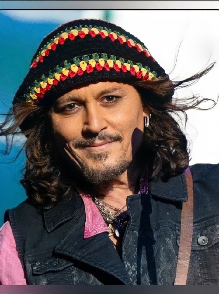 johnnydepp482's tweet photo. Every day gives me another reason to love, to share, and to care in every way I can. May the beauty of this day shine upon you all like the sun, filling your hearts with hope, peace, and endless joy. ☀️❤️ 
#JohnnyDepp
#Depplovers https://t.co/mqq4KRKWpq