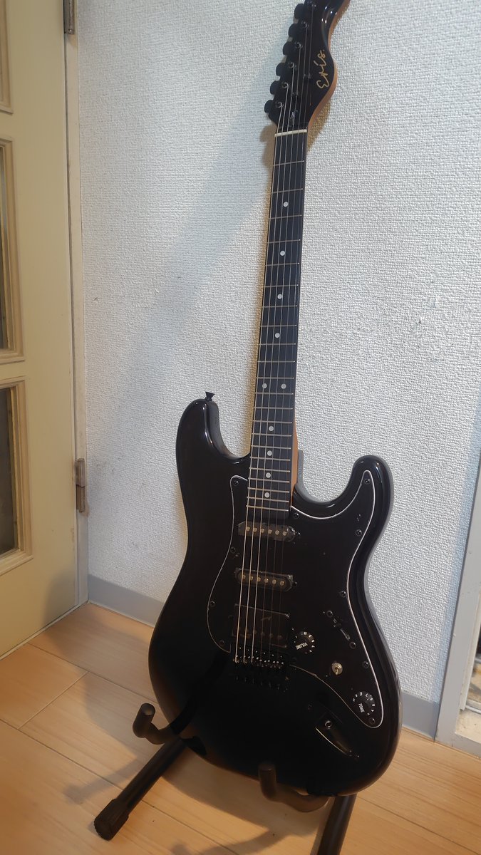 imixs's tweet photo. 島村楽器さんから届きました。
高校の選択科目の音楽で、アコギに挫折して以来の弦楽器。初心者用ですが、色々と調べた上で島村楽器さんのサポートも受けやすい「Eris. Nestia」を購入です。
大事なのは継続なので頑張ります。
https://t.co/ai9dqV9HSh https://t.co/l6C3LNKaud